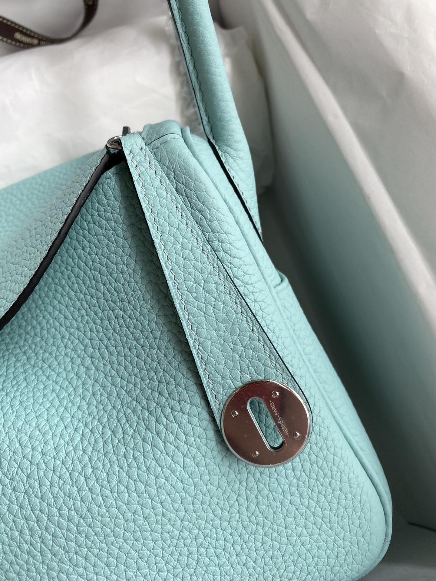 Hermes 高仿 Lindy琳迪包 湖水藍配掛件 手提斜背包 Togo皮革 潮流款| 12 Hermes 高仿 Lindy琳迪包 湖水藍配掛件 手提斜背包 Togo皮革 潮流款