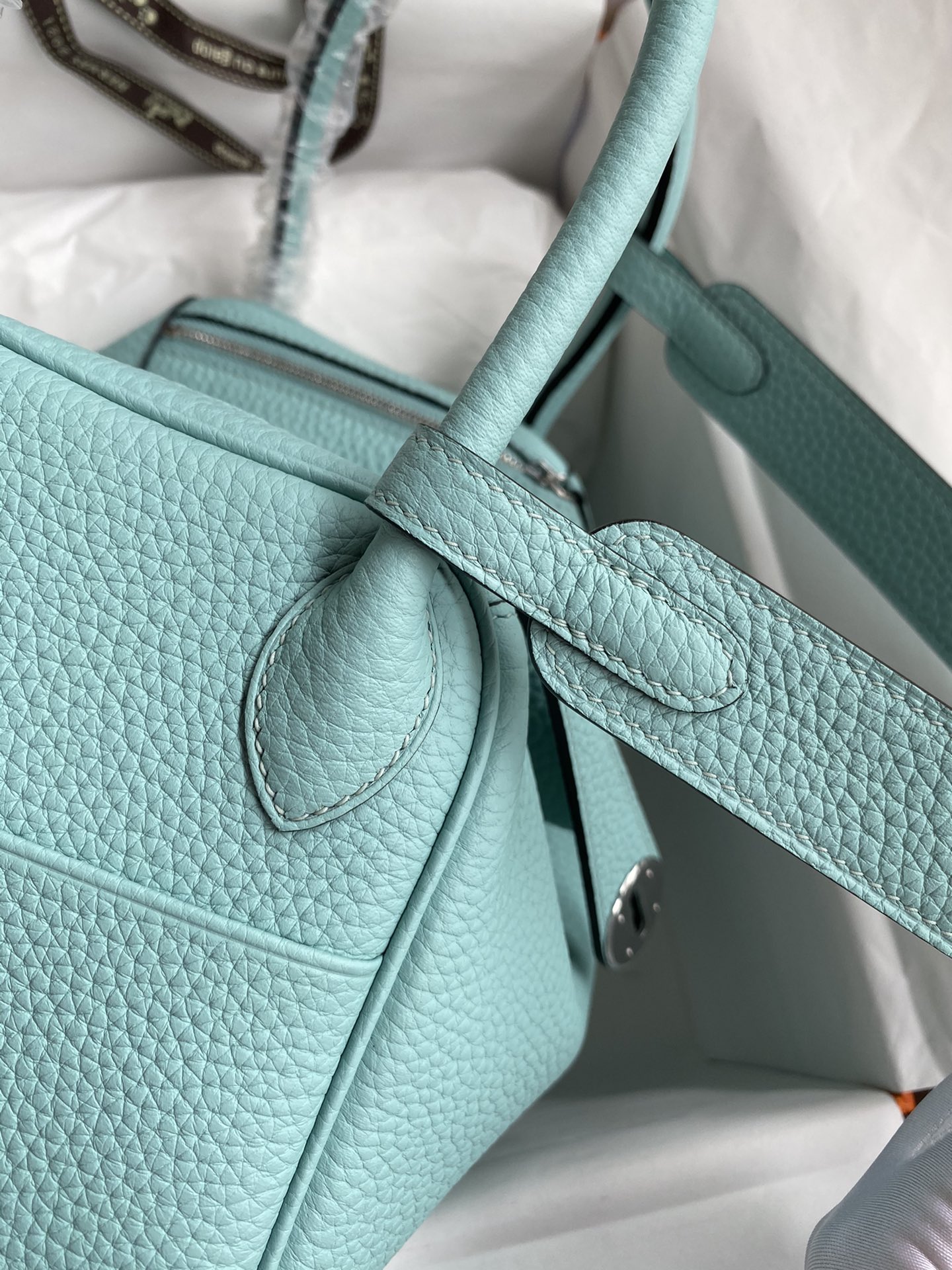 Hermes 高仿 Lindy琳迪包 湖水藍配掛件 手提斜背包 Togo皮革 潮流款| 11 Hermes 高仿 Lindy琳迪包 湖水藍配掛件 手提斜背包 Togo皮革 潮流款