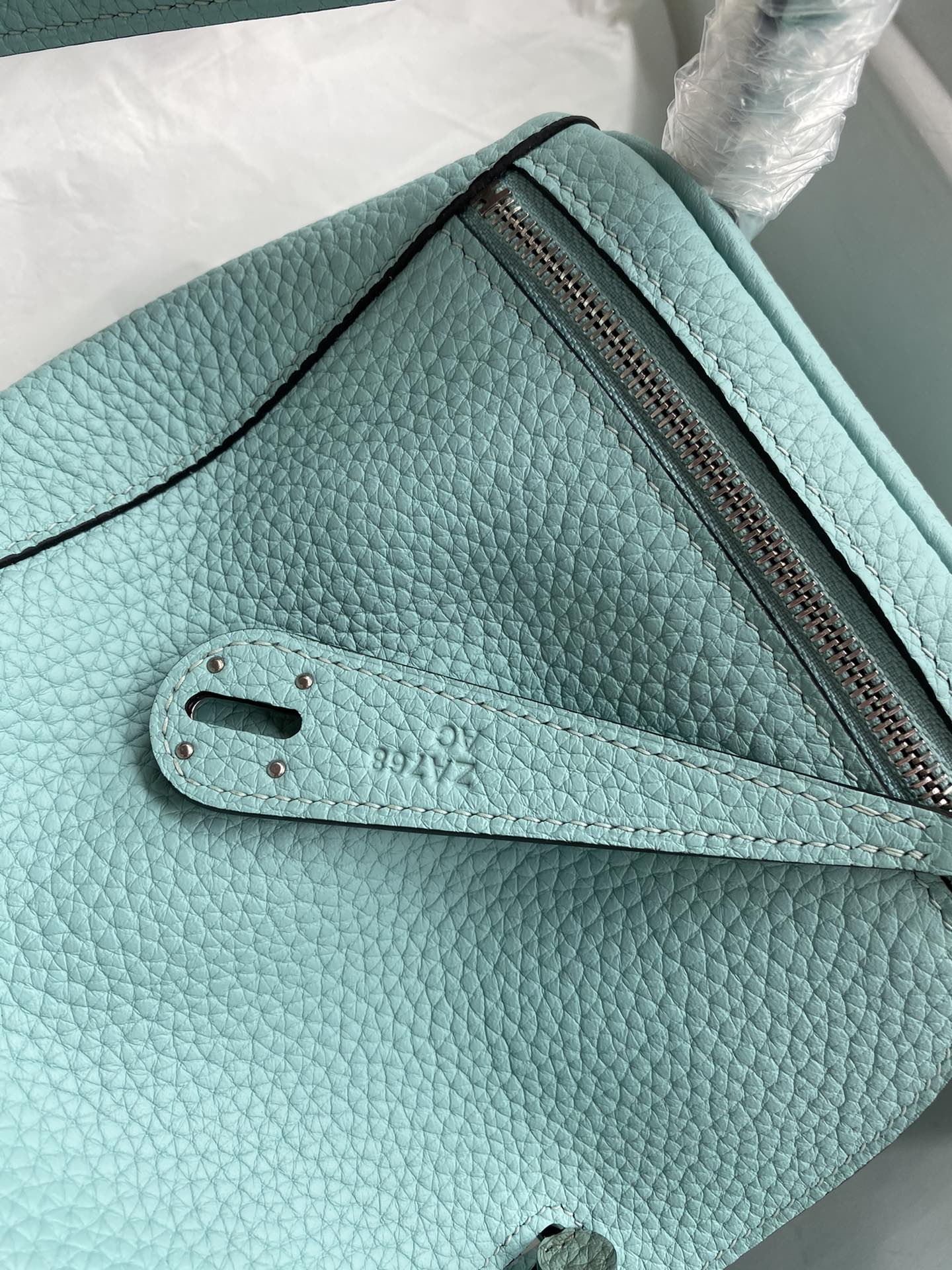 Hermes 高仿 Lindy琳迪包 湖水藍配掛件 手提斜背包 Togo皮革 潮流款| 10 Hermes 高仿 Lindy琳迪包 湖水藍配掛件 手提斜背包 Togo皮革 潮流款