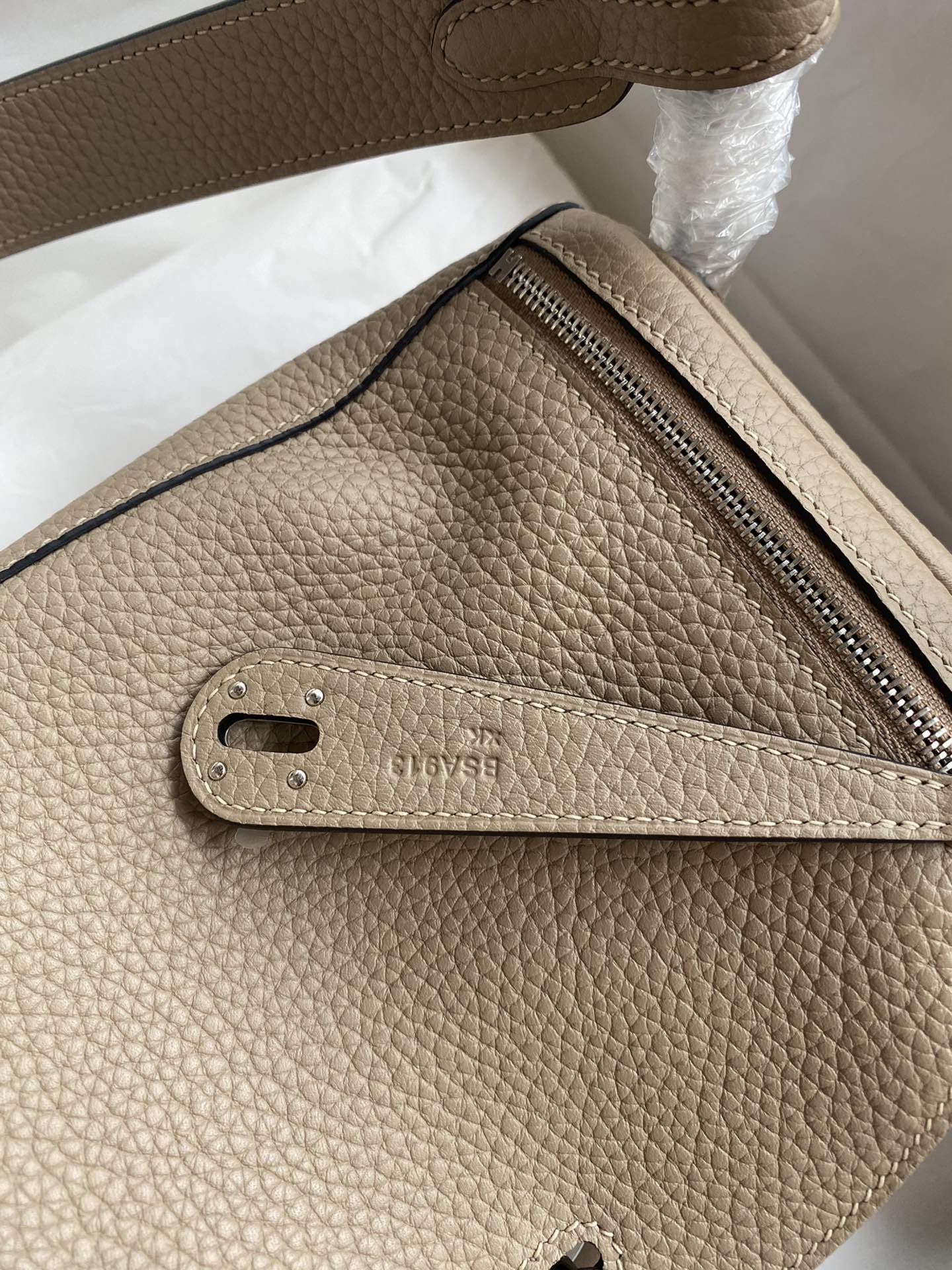 Hermes 高仿 Lindy琳迪包 奶茶色 手提单肩包 高端女包| 11 Hermes 高仿 Lindy琳迪包 奶茶色 手提单肩包 高端女包