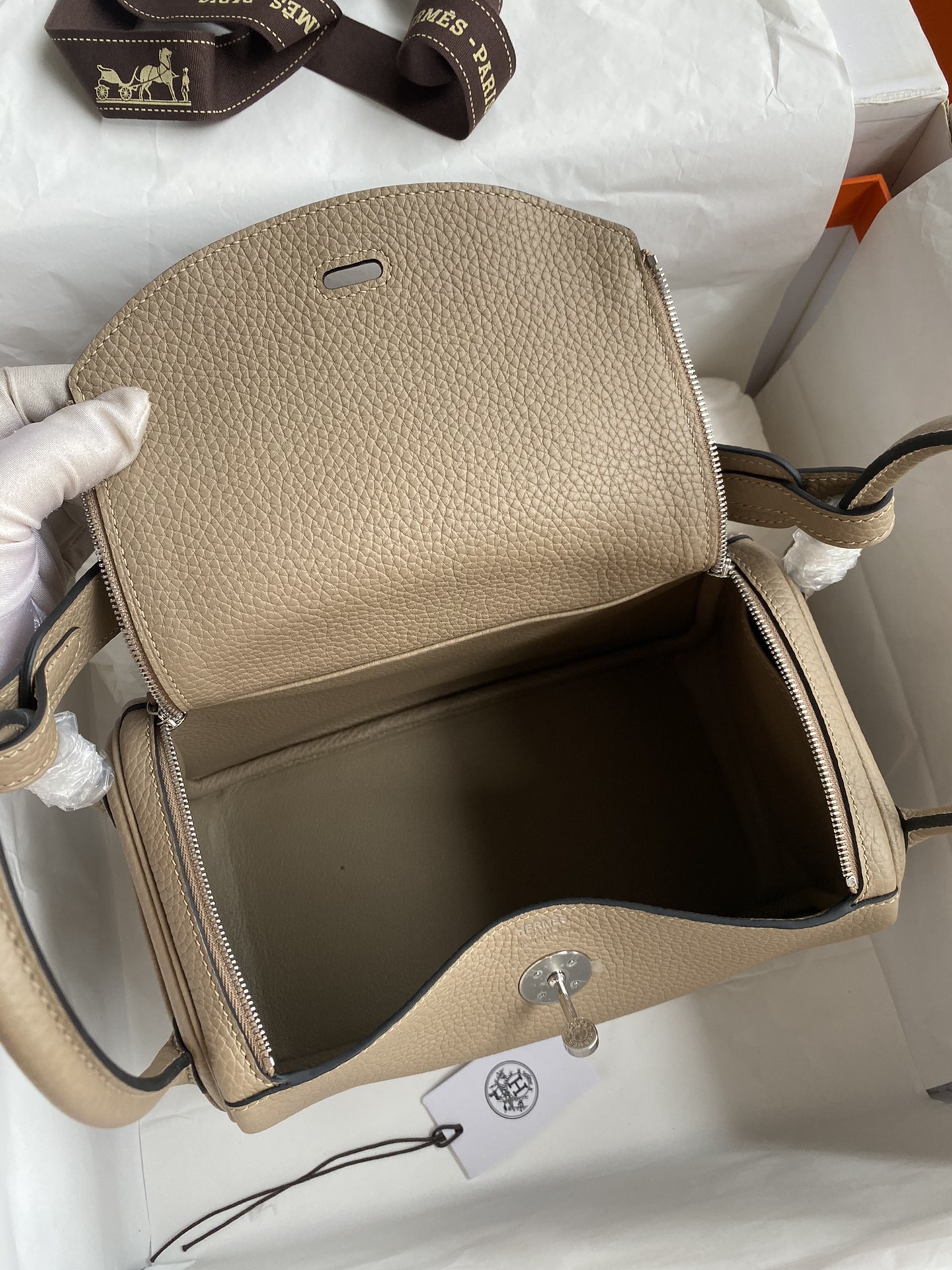 Hermes 高仿 Lindy琳迪包 奶茶色 手提单肩包 高端女包| 9 Hermes 高仿 Lindy琳迪包 奶茶色 手提单肩包 高端女包