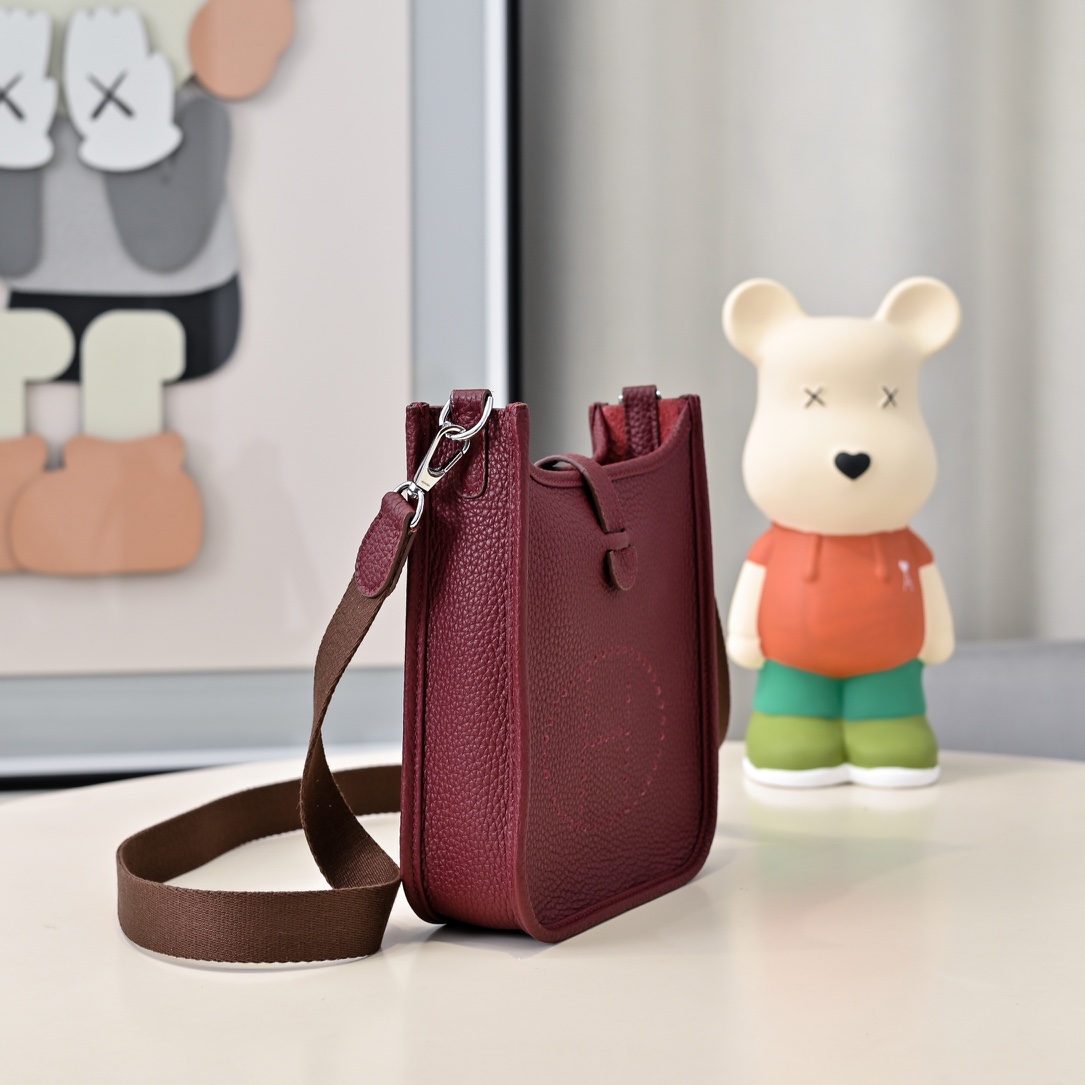 Hermes 高仿 Evelyne Mini 斜挎包 酒红色 H镂空经典款| 14 Hermes 高仿 Evelyne Mini 斜挎包 酒红色 H镂空经典款