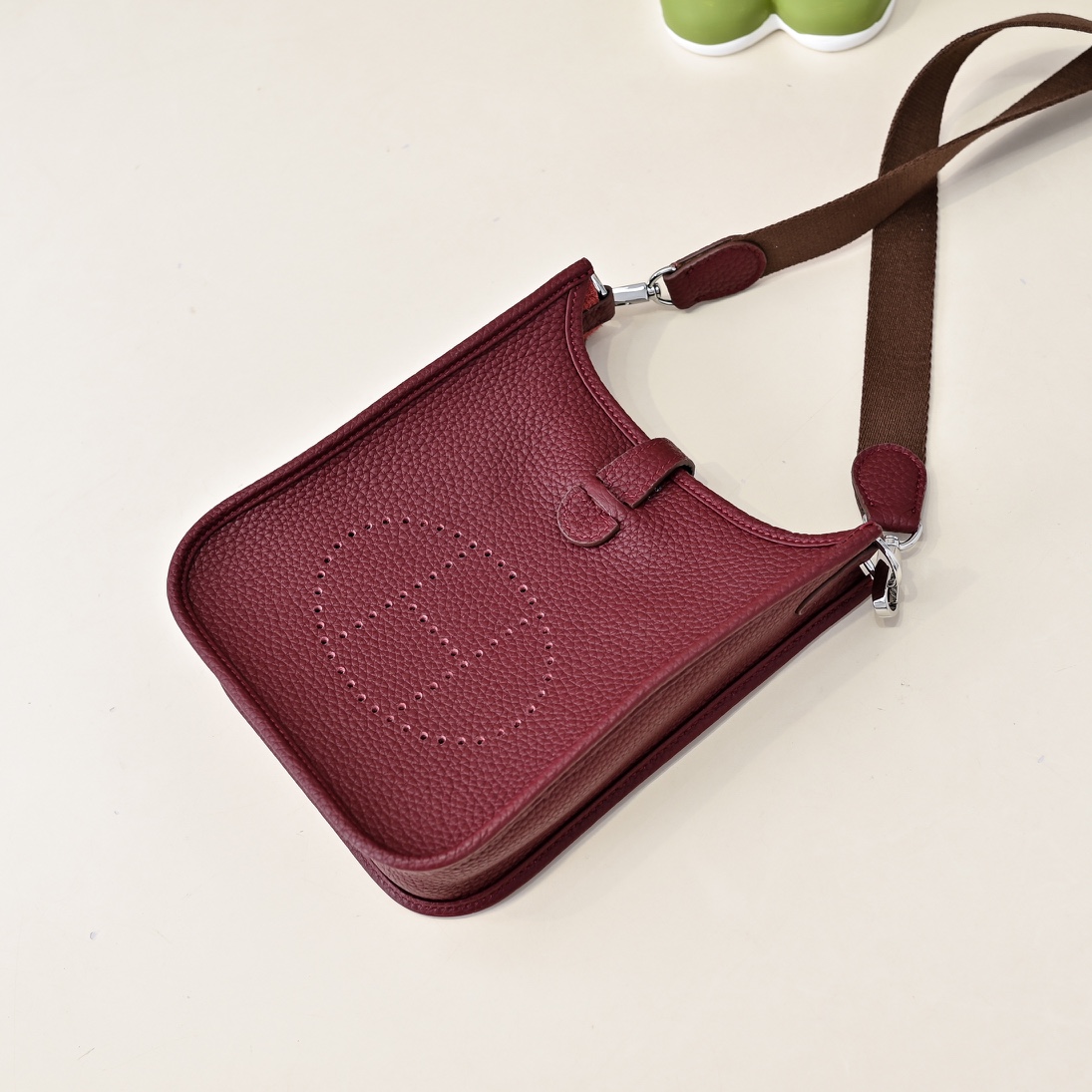 Hermes 高仿 Evelyne Mini 斜挎包 酒红色 H镂空经典款| 12 Hermes 高仿 Evelyne Mini 斜挎包 酒红色 H镂空经典款
