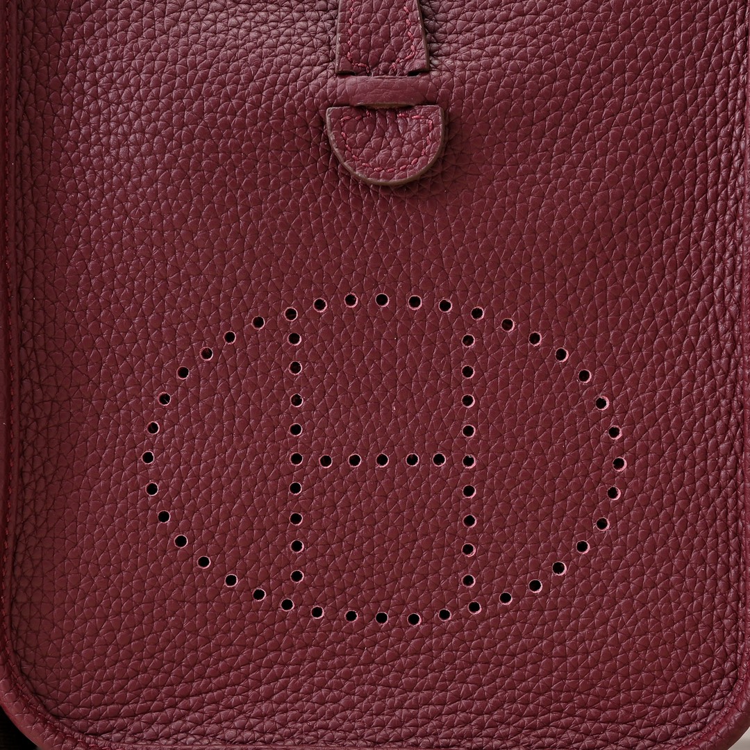 Hermes 高仿 Evelyne Mini 斜挎包 酒红色 H镂空经典款| 11 Hermes 高仿 Evelyne Mini 斜挎包 酒红色 H镂空经典款
