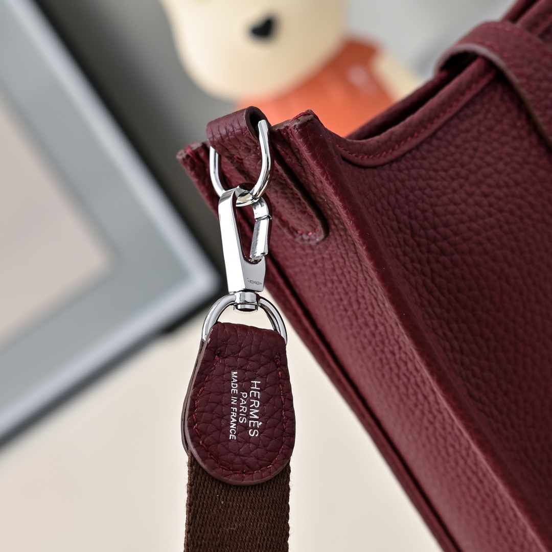 Hermes 高仿 Evelyne Mini 斜挎包 酒红色 H镂空经典款| 9 Hermes 高仿 Evelyne Mini 斜挎包 酒红色 H镂空经典款
