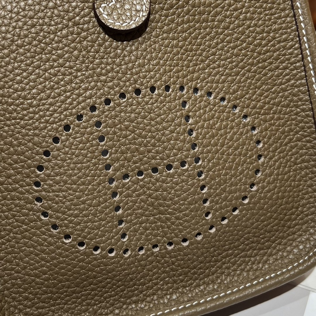 Hermes 原單 Evelyne Mini 斜背包 灰棕色 H鏤空氣質百搭款| 9 Hermes 原單 Evelyne Mini 斜背包 灰棕色 H鏤空氣質百搭款
