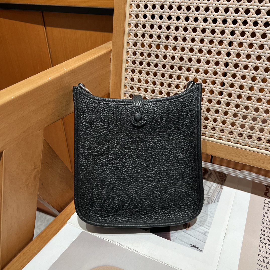 Hermes 高仿 Evelyne Mini 斜背包 黑色 H鏤空經典百搭款| 13 Hermes 高仿 Evelyne Mini 斜背包 黑色 H鏤空經典百搭款