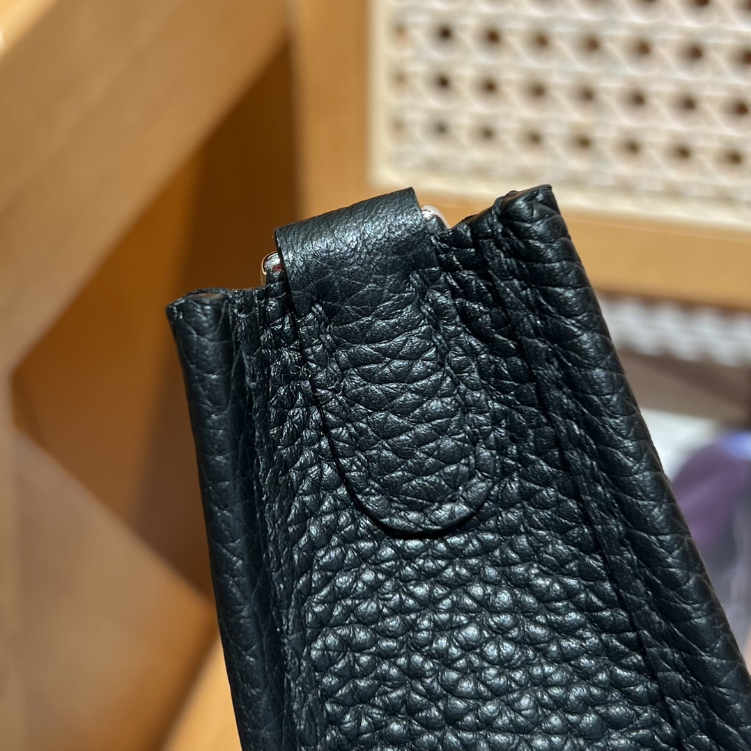 Hermes 高仿 Evelyne Mini 斜背包 黑色 H鏤空經典百搭款| 11 Hermes 高仿 Evelyne Mini 斜背包 黑色 H鏤空經典百搭款