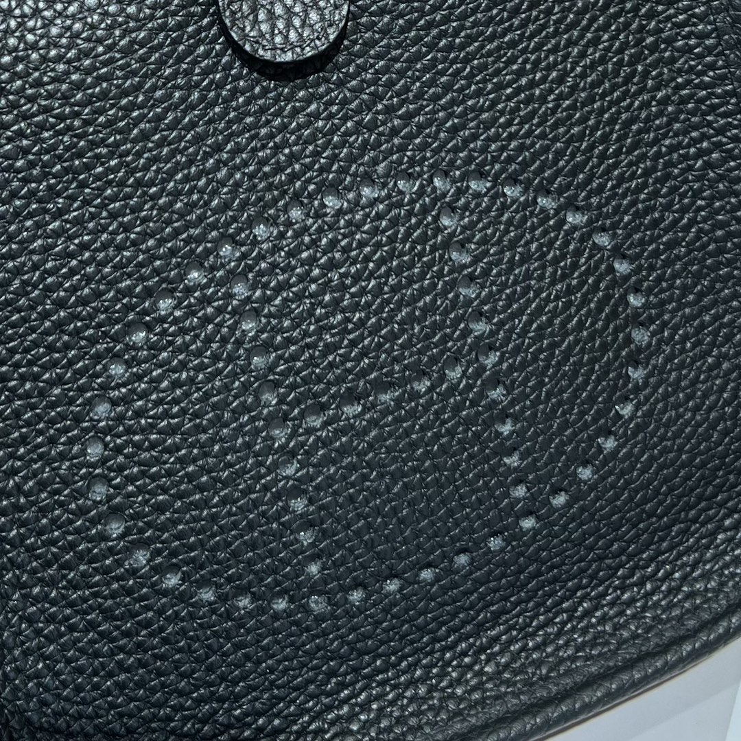 Hermes 高仿 Evelyne Mini 斜背包 黑色 H鏤空經典百搭款| 10 Hermes 高仿 Evelyne Mini 斜背包 黑色 H鏤空經典百搭款