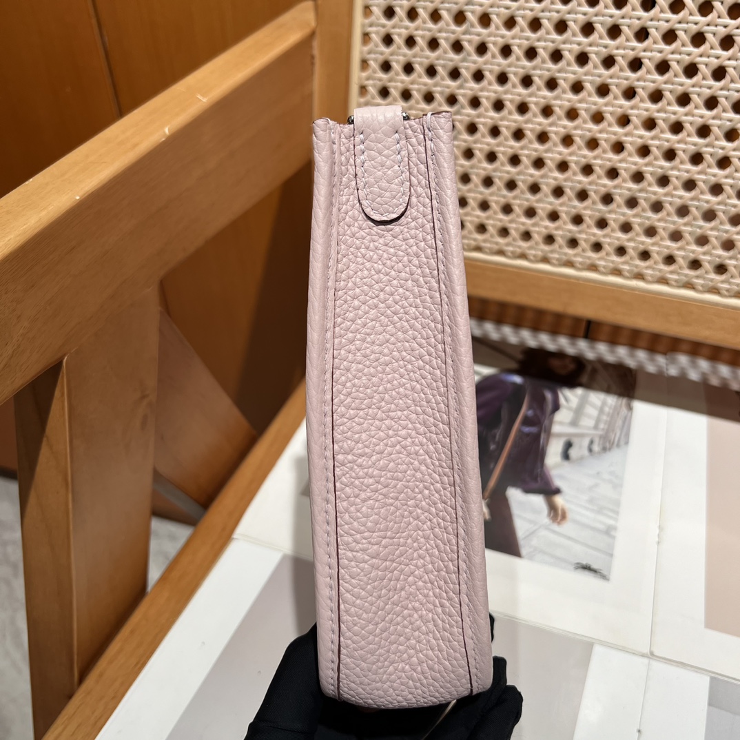 Hermes 一比一 Evelyne Mini 斜背包 粉色 H鏤空甜美百搭款| 14 Hermes 一比一 Evelyne Mini 斜背包 粉色 H鏤空甜美百搭款