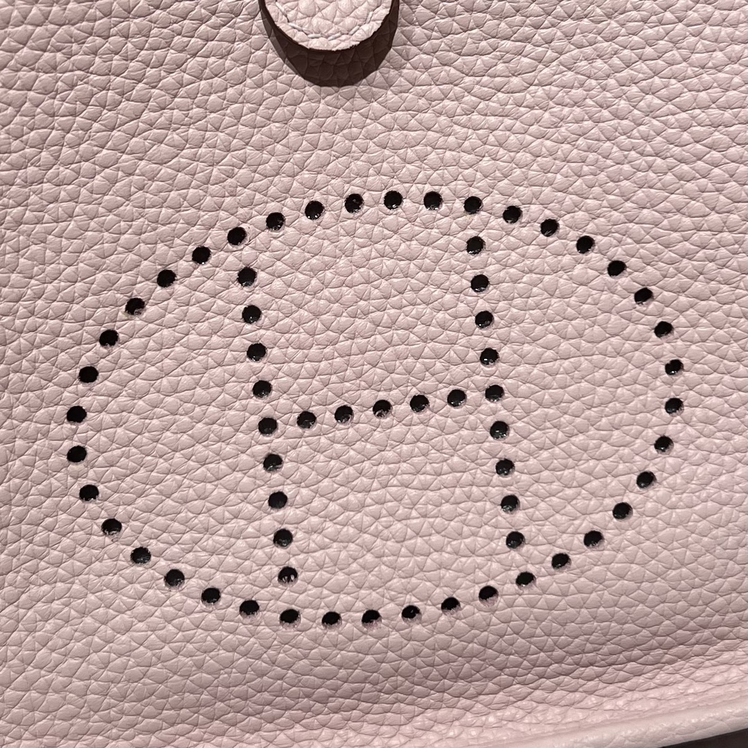 Hermes 一比一 Evelyne Mini 斜背包 粉色 H鏤空甜美百搭款| 10 Hermes 一比一 Evelyne Mini 斜背包 粉色 H鏤空甜美百搭款