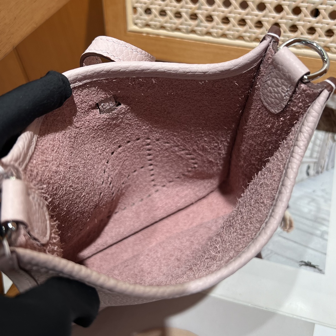 Hermes 一比一 Evelyne Mini 斜背包 粉色 H鏤空甜美百搭款| 8 Hermes 一比一 Evelyne Mini 斜背包 粉色 H鏤空甜美百搭款