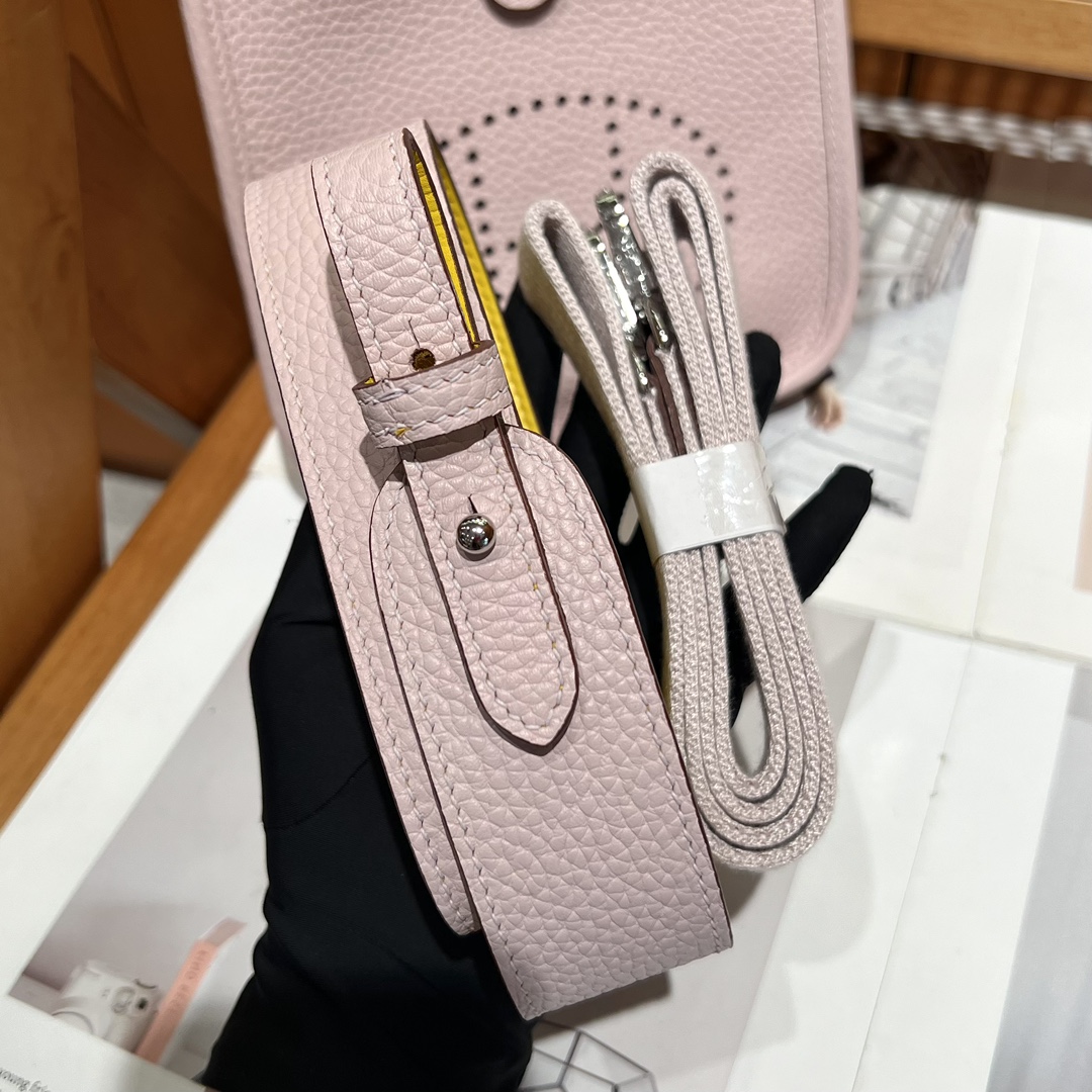 Hermes 一比一 Evelyne Mini 斜背包 粉色 H鏤空甜美百搭款| 7 Hermes 一比一 Evelyne Mini 斜背包 粉色 H鏤空甜美百搭款