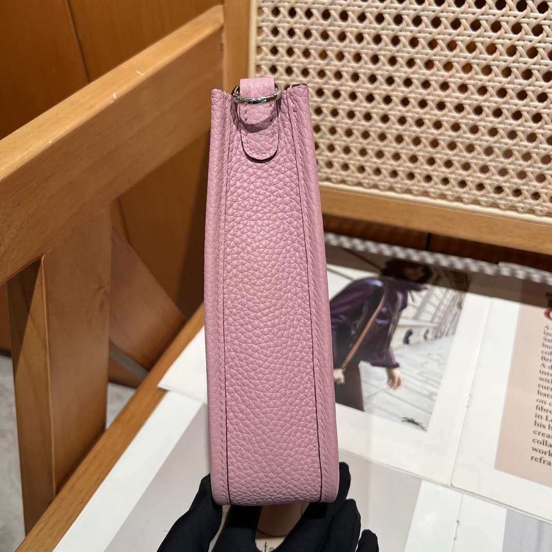Hermes 高仿 Evelyne TPM 斜背包 粉色牛皮 小巧休閒款| 14 Hermes 高仿 Evelyne TPM 斜背包 粉色牛皮 小巧休閒款