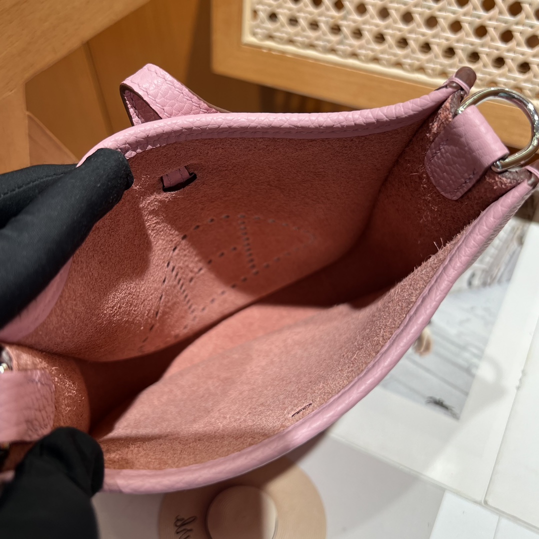 Hermes 高仿 Evelyne TPM 斜背包 粉色牛皮 小巧休閒款| 8 Hermes 高仿 Evelyne TPM 斜背包 粉色牛皮 小巧休閒款
