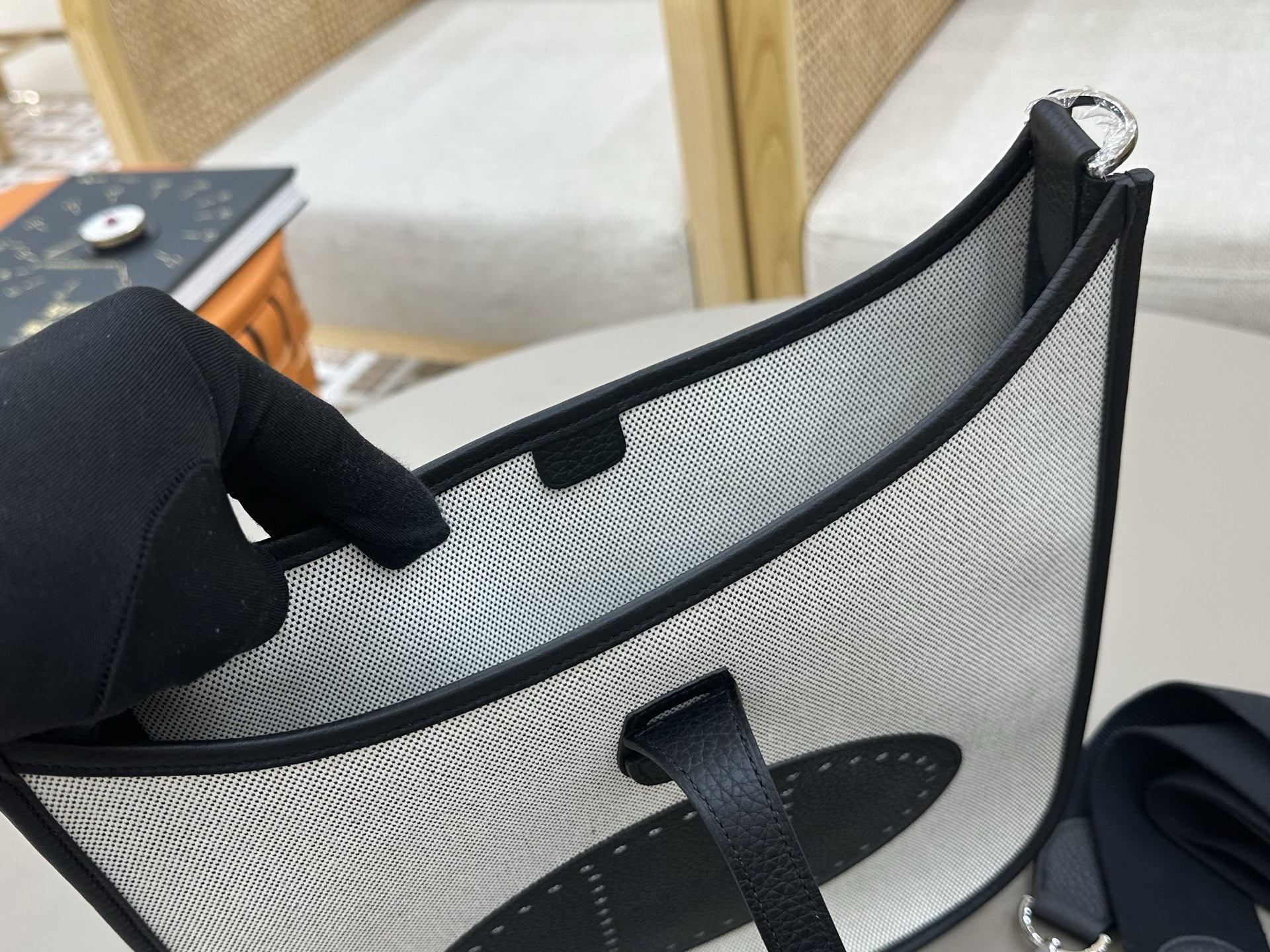 Hermes 高仿 Evelyne TPM 斜背包 黑白拼色 經典百搭款| 9 Hermes 高仿 Evelyne TPM 斜背包 黑白拼色 經典百搭款