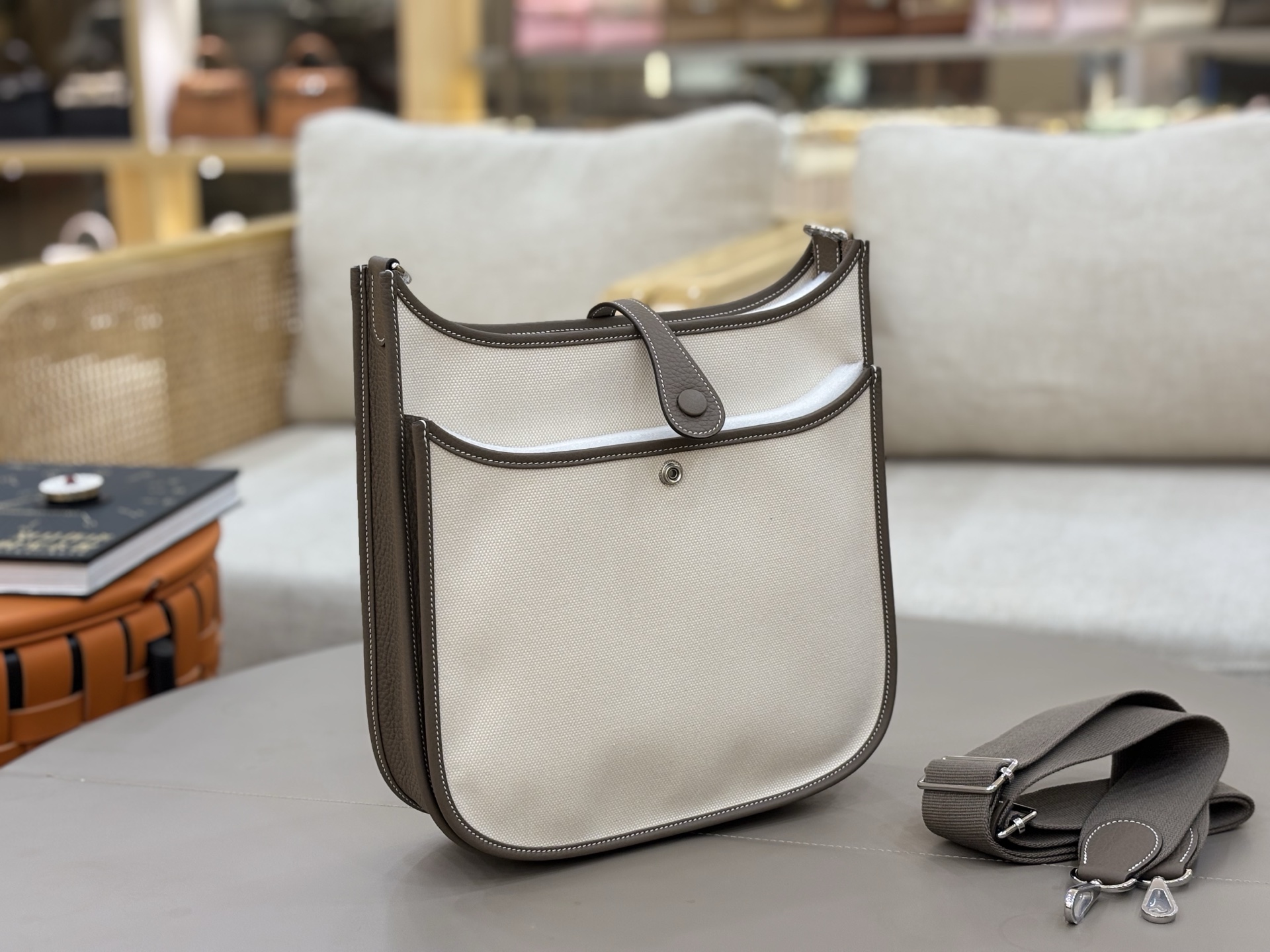Hermes 原單 Evelyne TPM 斜背包 米白深棕拼色 高級通勤款| 13 Hermes 原單 Evelyne TPM 斜背包 米白深棕拼色 高級通勤款