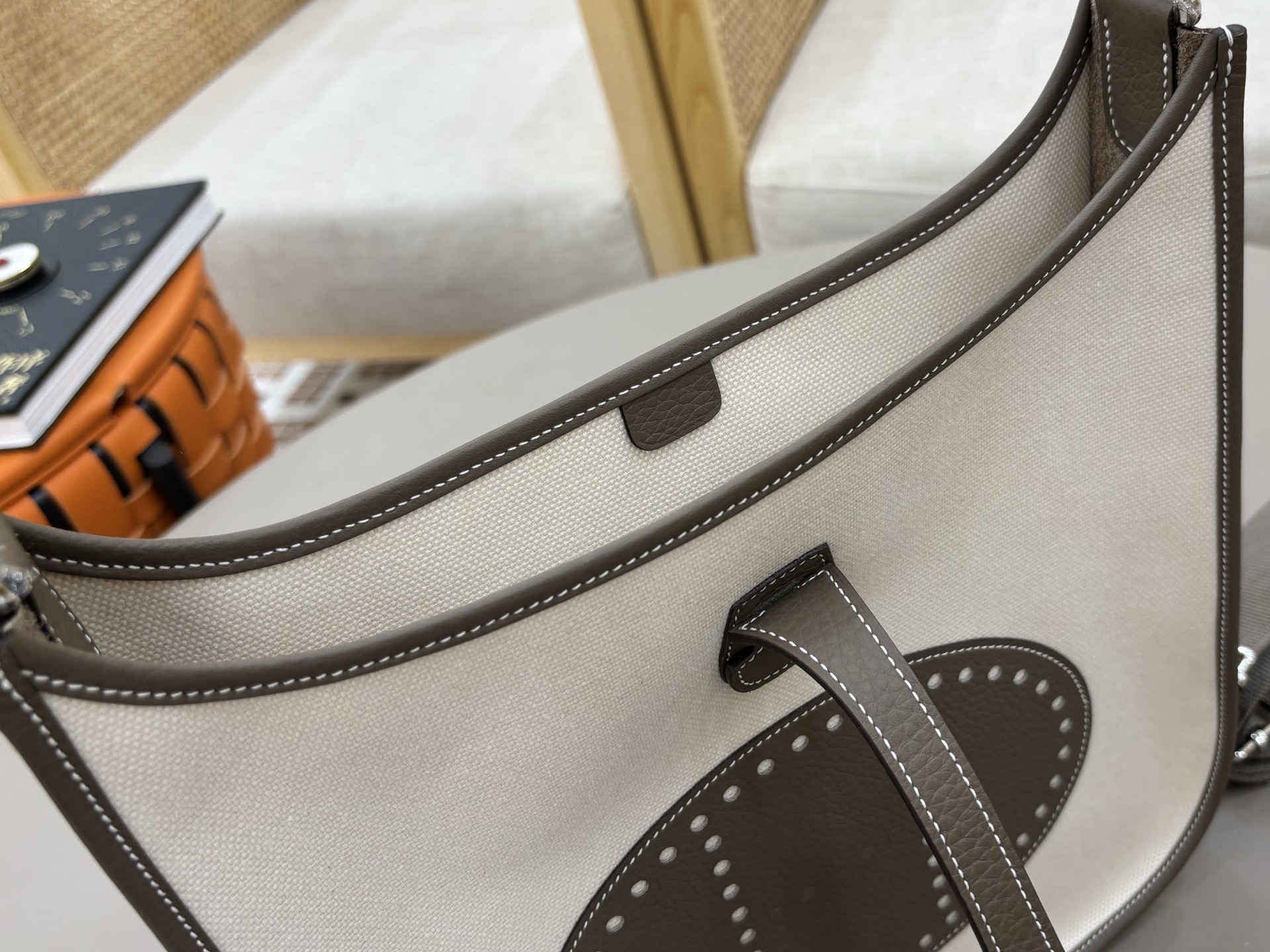 Hermes 原單 Evelyne TPM 斜背包 米白深棕拼色 高級通勤款| 9 Hermes 原單 Evelyne TPM 斜背包 米白深棕拼色 高級通勤款