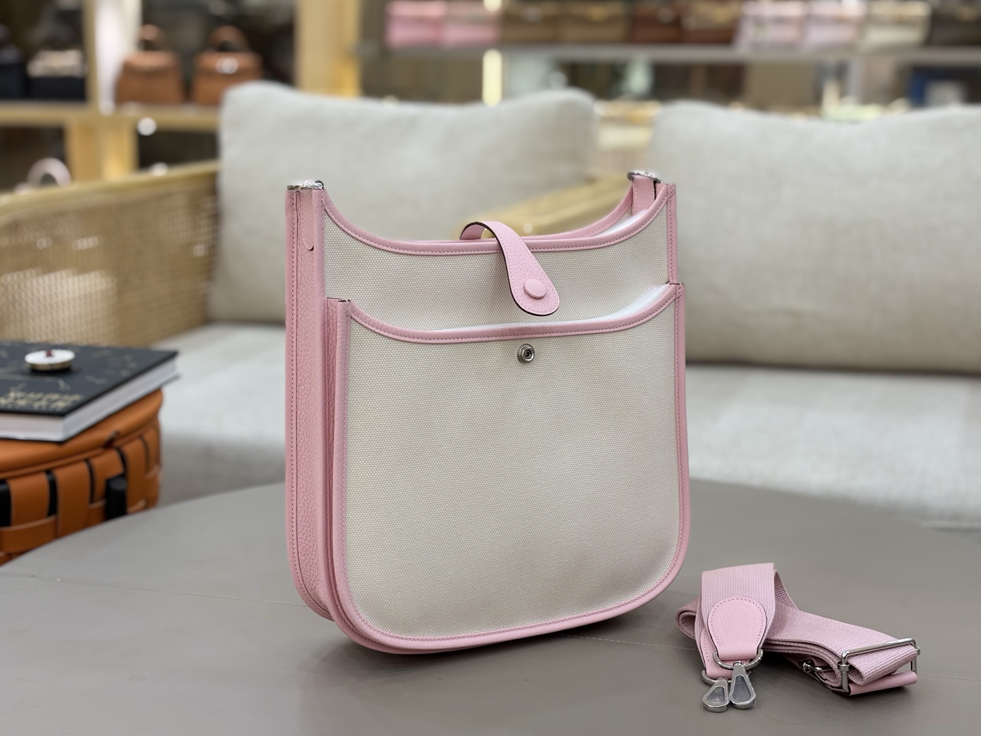 Hermes 高仿 Evelyne TPM 斜背包 米白粉拼色 溫柔氣質款| 13 Hermes 高仿 Evelyne TPM 斜背包 米白粉拼色 溫柔氣質款