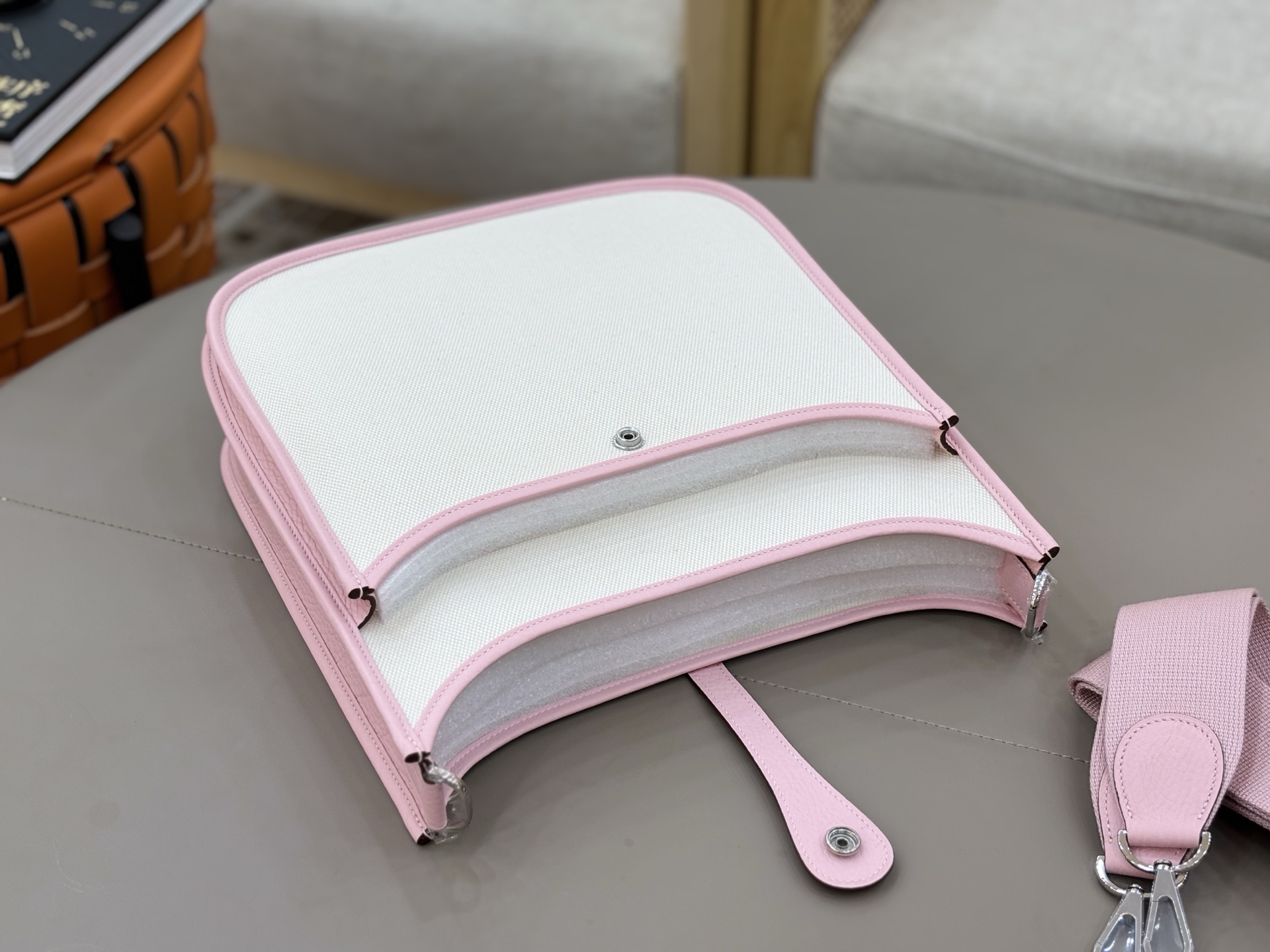 Hermes 高仿 Evelyne TPM 斜背包 米白粉拼色 溫柔氣質款| 11 Hermes 高仿 Evelyne TPM 斜背包 米白粉拼色 溫柔氣質款