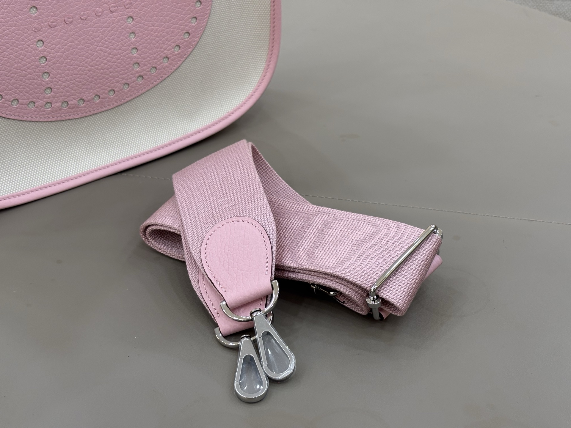 Hermes 高仿 Evelyne TPM 斜背包 米白粉拼色 溫柔氣質款| 7 Hermes 高仿 Evelyne TPM 斜背包 米白粉拼色 溫柔氣質款