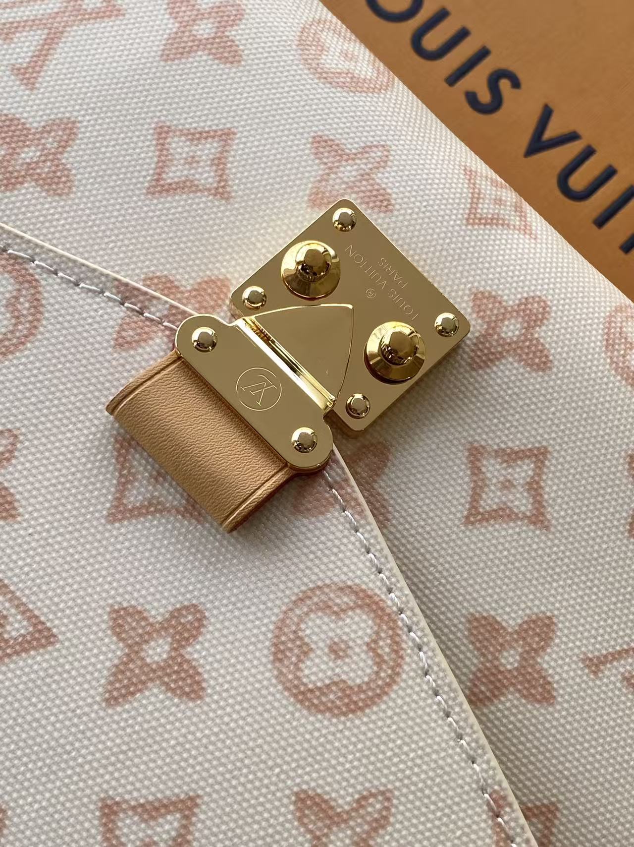 LV原單粉色老花郵差包 翻蓋鎖扣單肩斜背小方包| 11 LV原單粉色老花郵差包 翻蓋鎖扣單肩斜背小方包