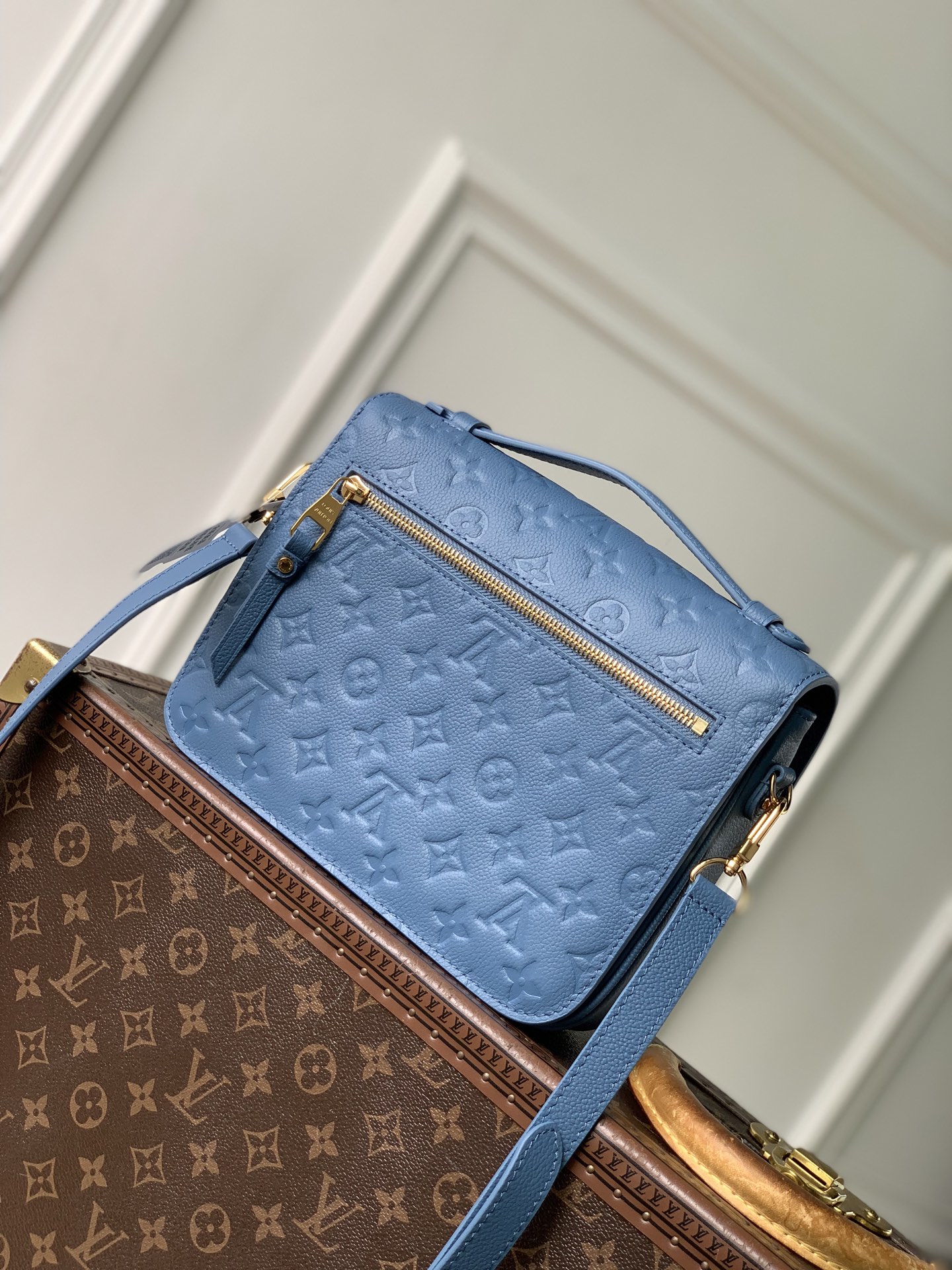 LV 高仿 男女款 Pochette Métis 壓紋郵差包 藍色 經典百搭款| 13 LV 高仿 男女款 Pochette Métis 壓紋郵差包 藍色 經典百搭款