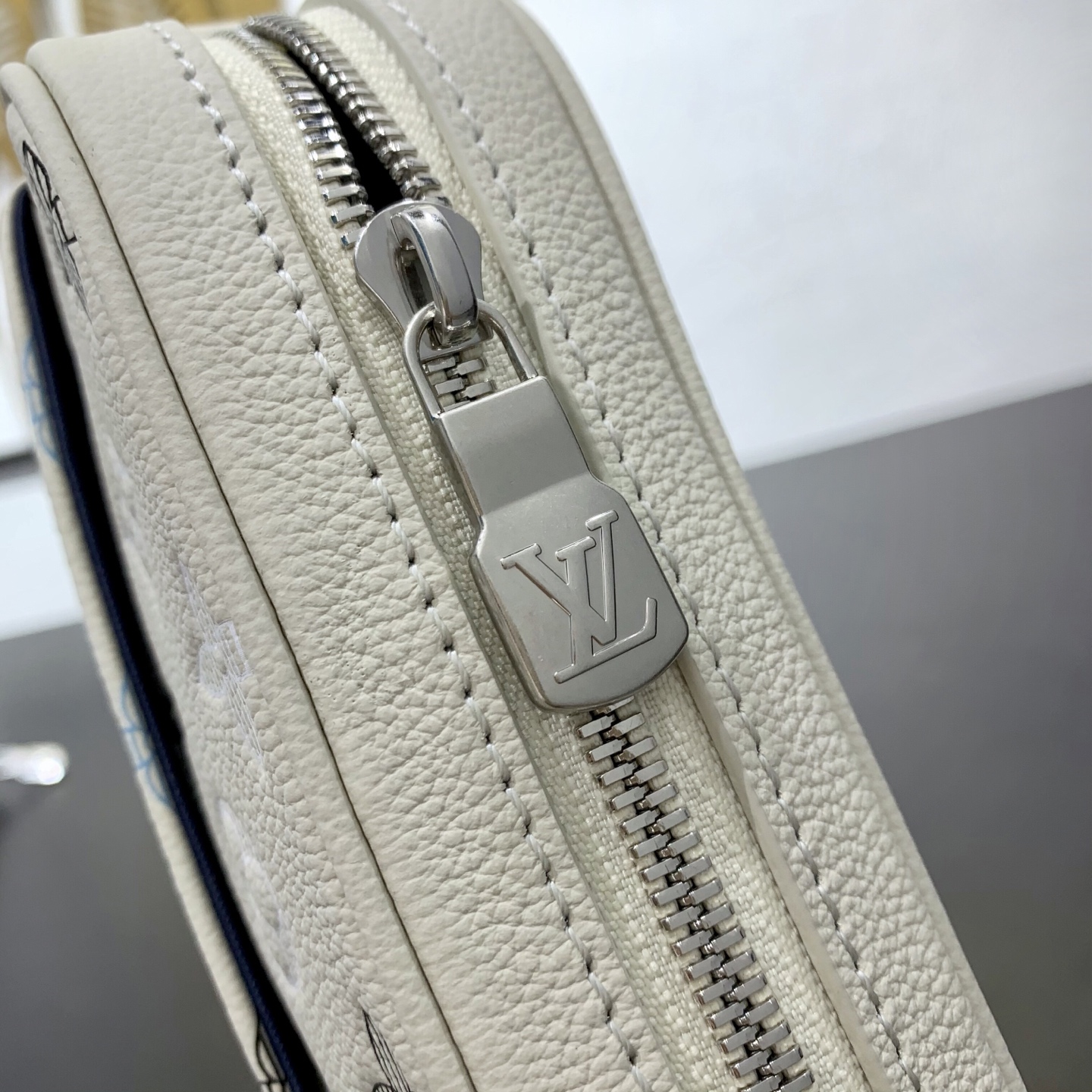 LV 高仿 女款 壓紋相機包 白色斜背包 輕奢百搭款| 17 LV 高仿 女款 壓紋相機包 白色斜背包 輕奢百搭款