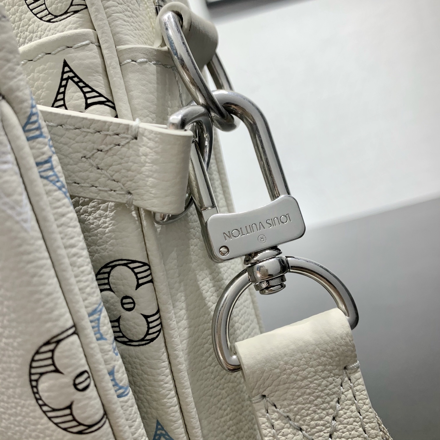 LV 高仿 女款 壓紋相機包 白色斜背包 輕奢百搭款| 16 LV 高仿 女款 壓紋相機包 白色斜背包 輕奢百搭款