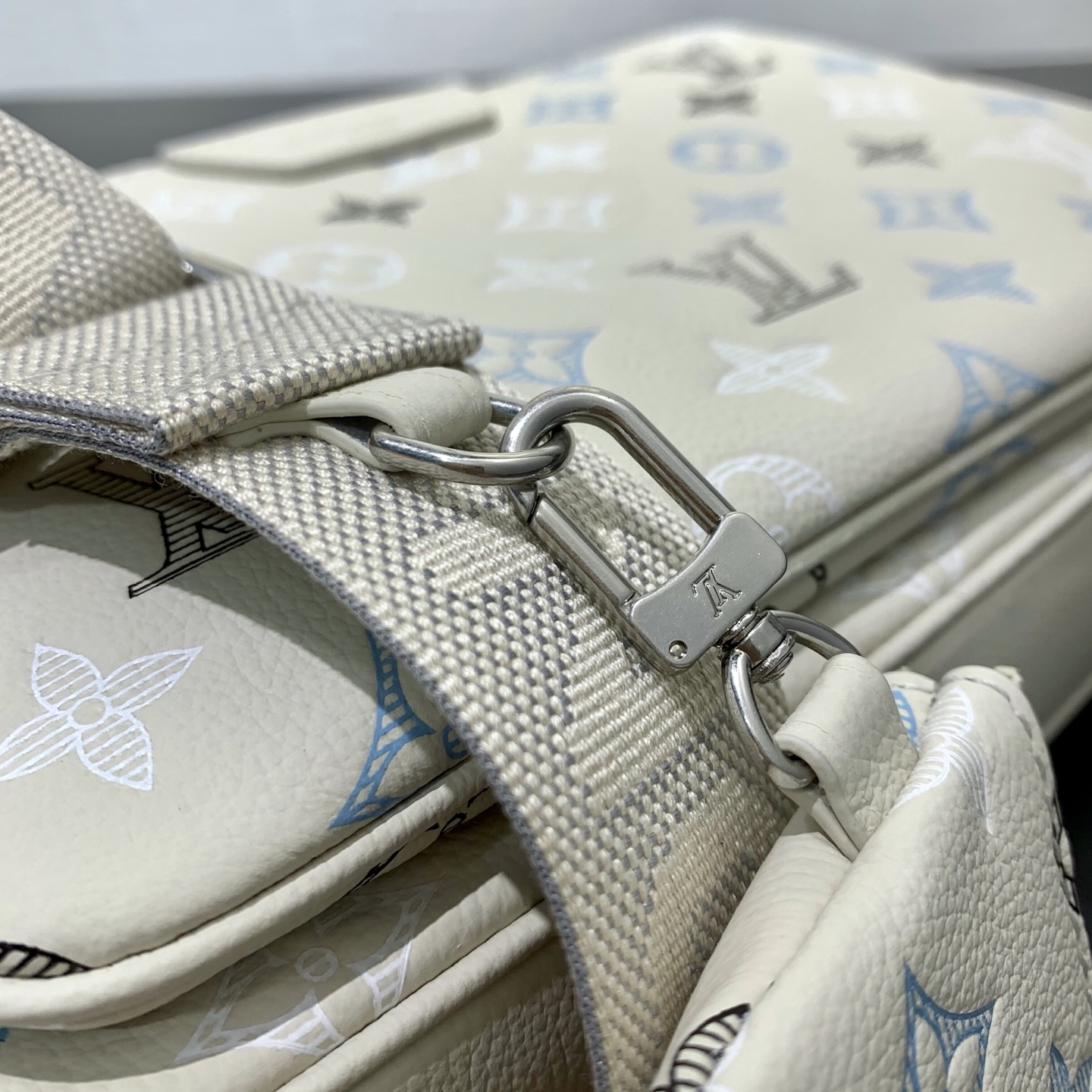 LV 高仿 女款 壓紋相機包 白色斜背包 輕奢百搭款| 15 LV 高仿 女款 壓紋相機包 白色斜背包 輕奢百搭款