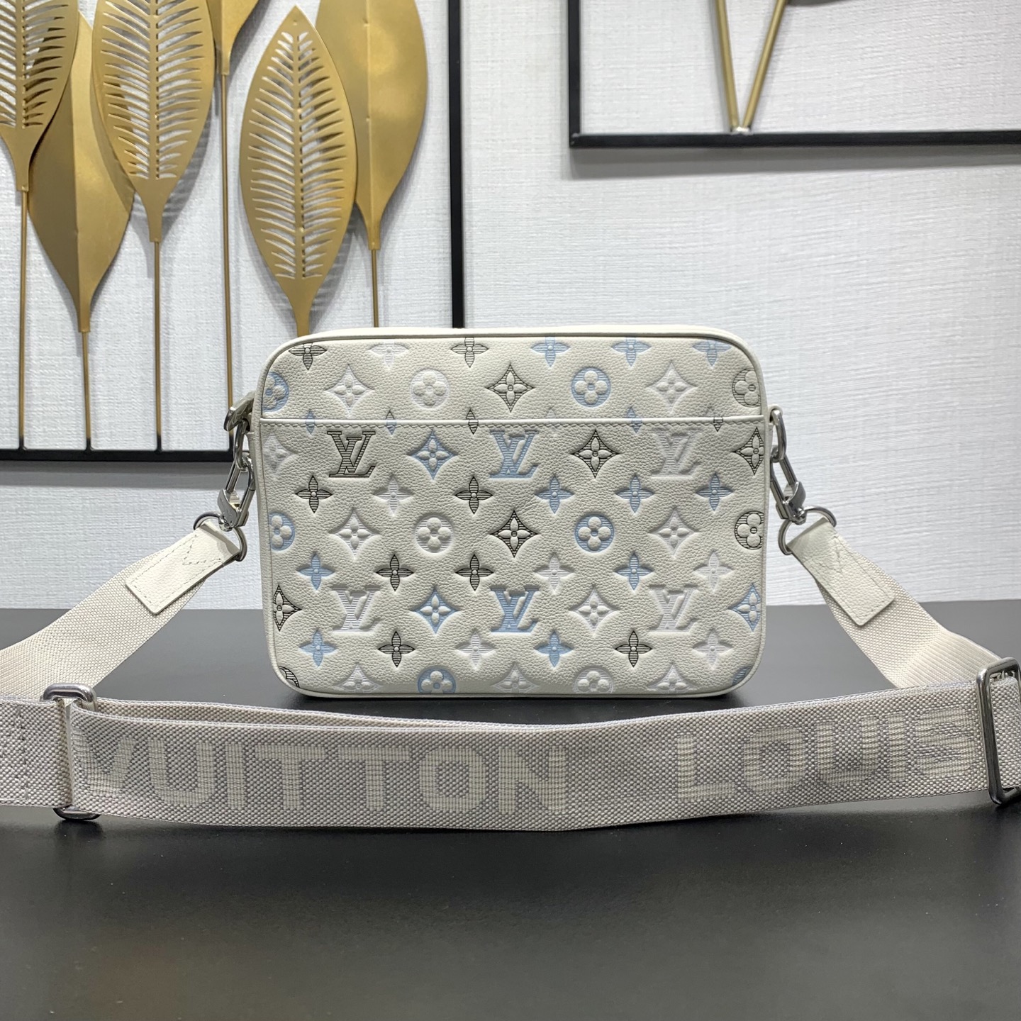LV 高仿 女款 壓紋相機包 白色斜背包 輕奢百搭款| 12 LV 高仿 女款 壓紋相機包 白色斜背包 輕奢百搭款