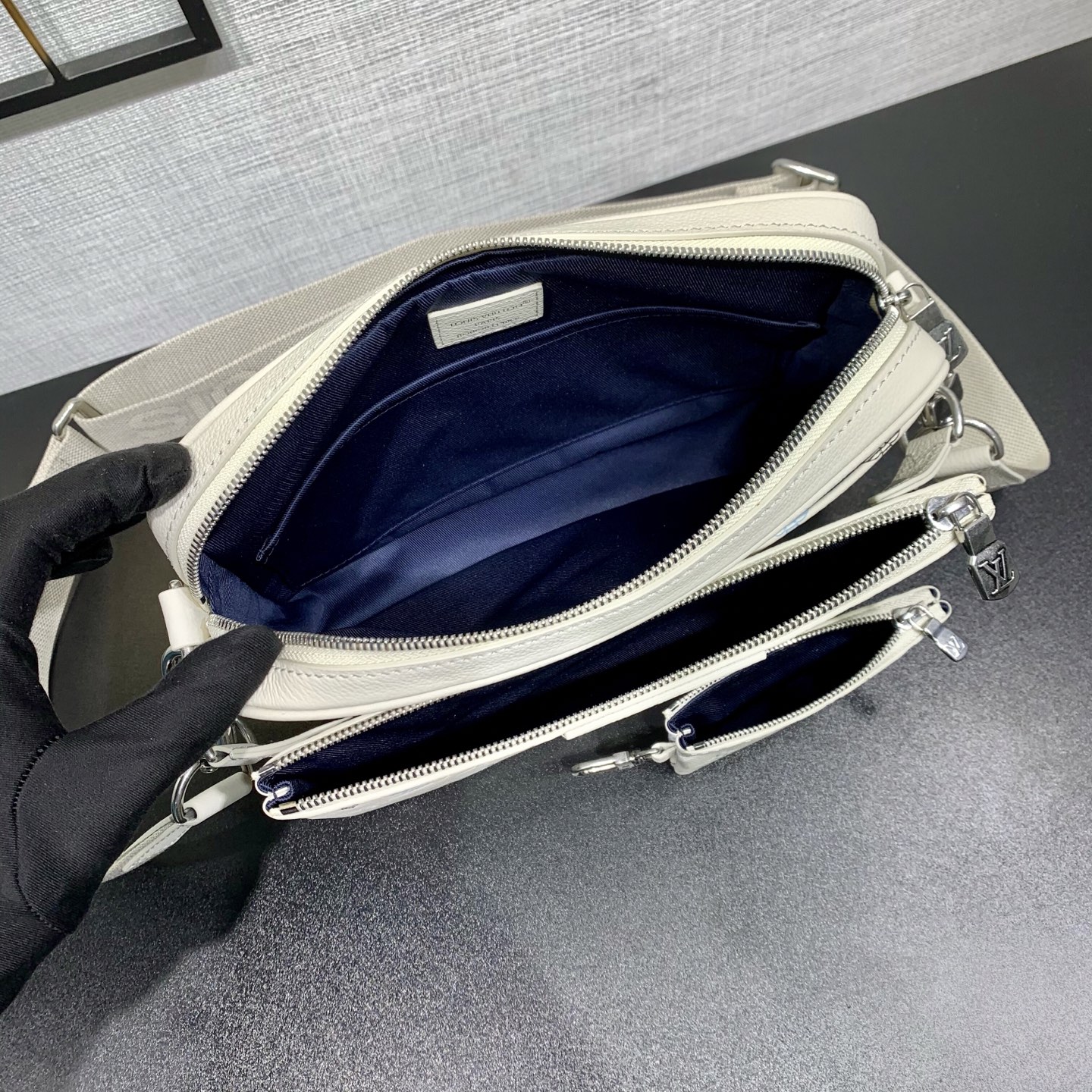 LV 高仿 女款 壓紋相機包 白色斜背包 輕奢百搭款| 11 LV 高仿 女款 壓紋相機包 白色斜背包 輕奢百搭款