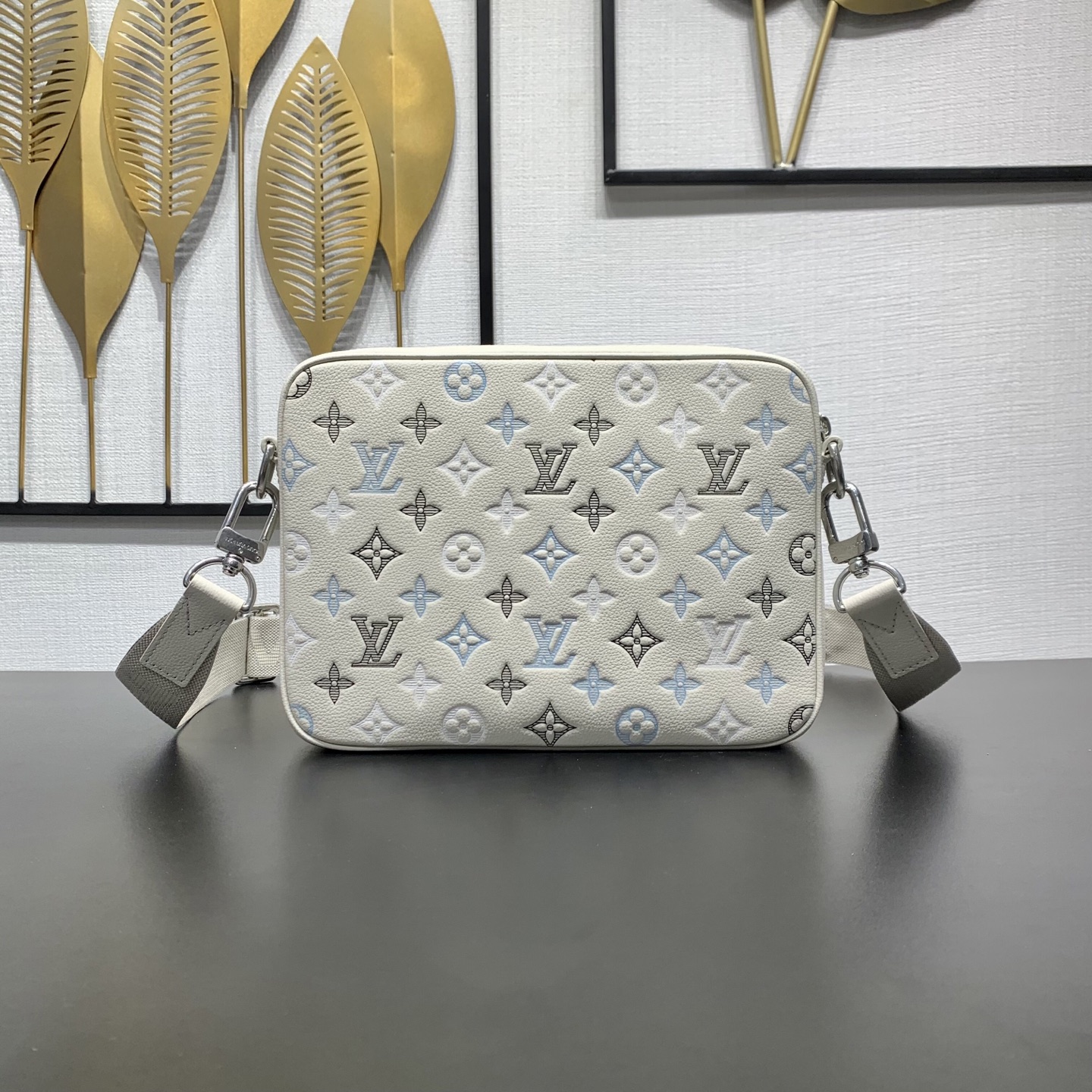 LV 高仿 女款 壓紋相機包 白色斜背包 輕奢百搭款| 10 LV 高仿 女款 壓紋相機包 白色斜背包 輕奢百搭款