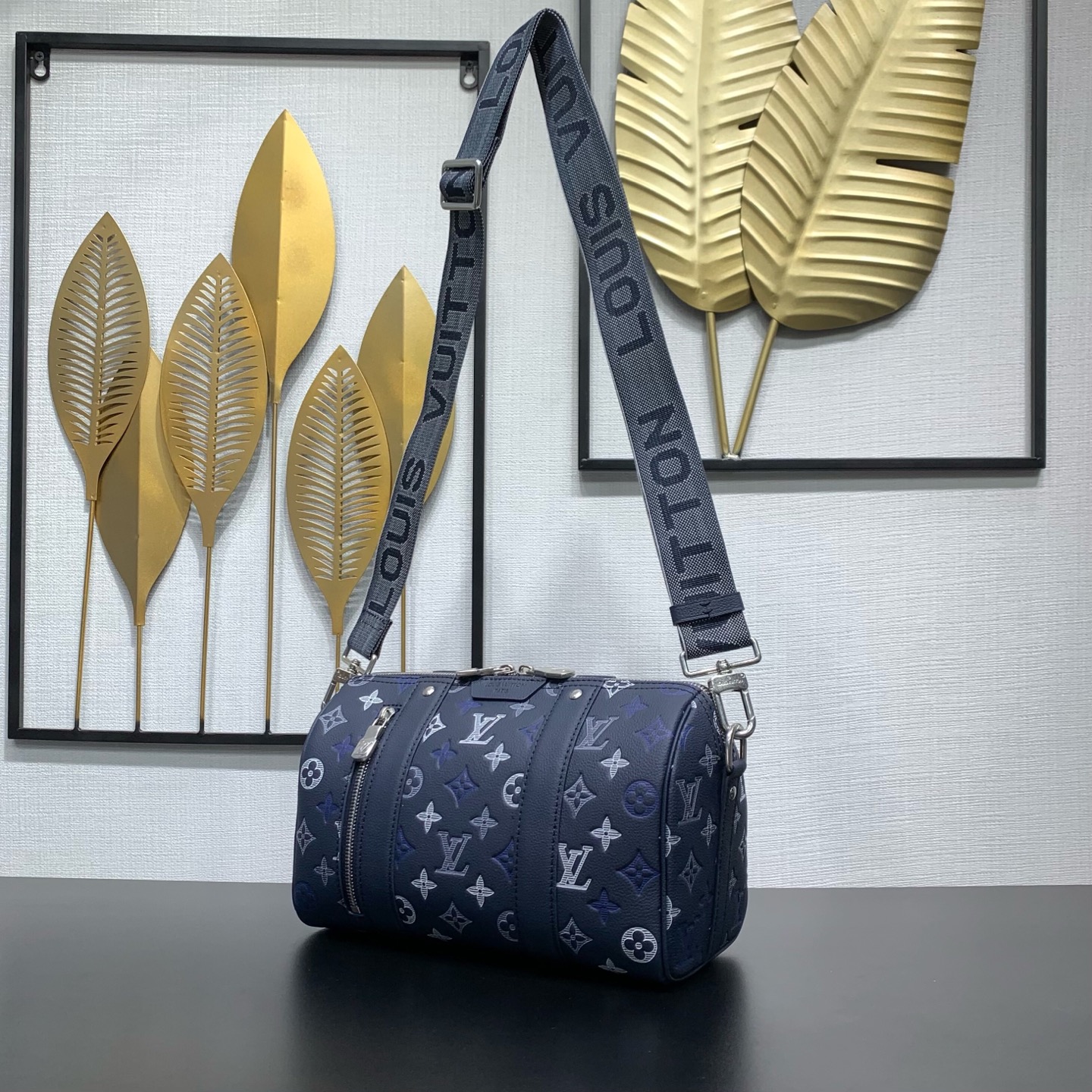 LV A貨 圓筒斜背包 深藍老花設計 潮流街頭款| 14 LV A貨 圓筒斜背包 深藍老花設計 潮流街頭款