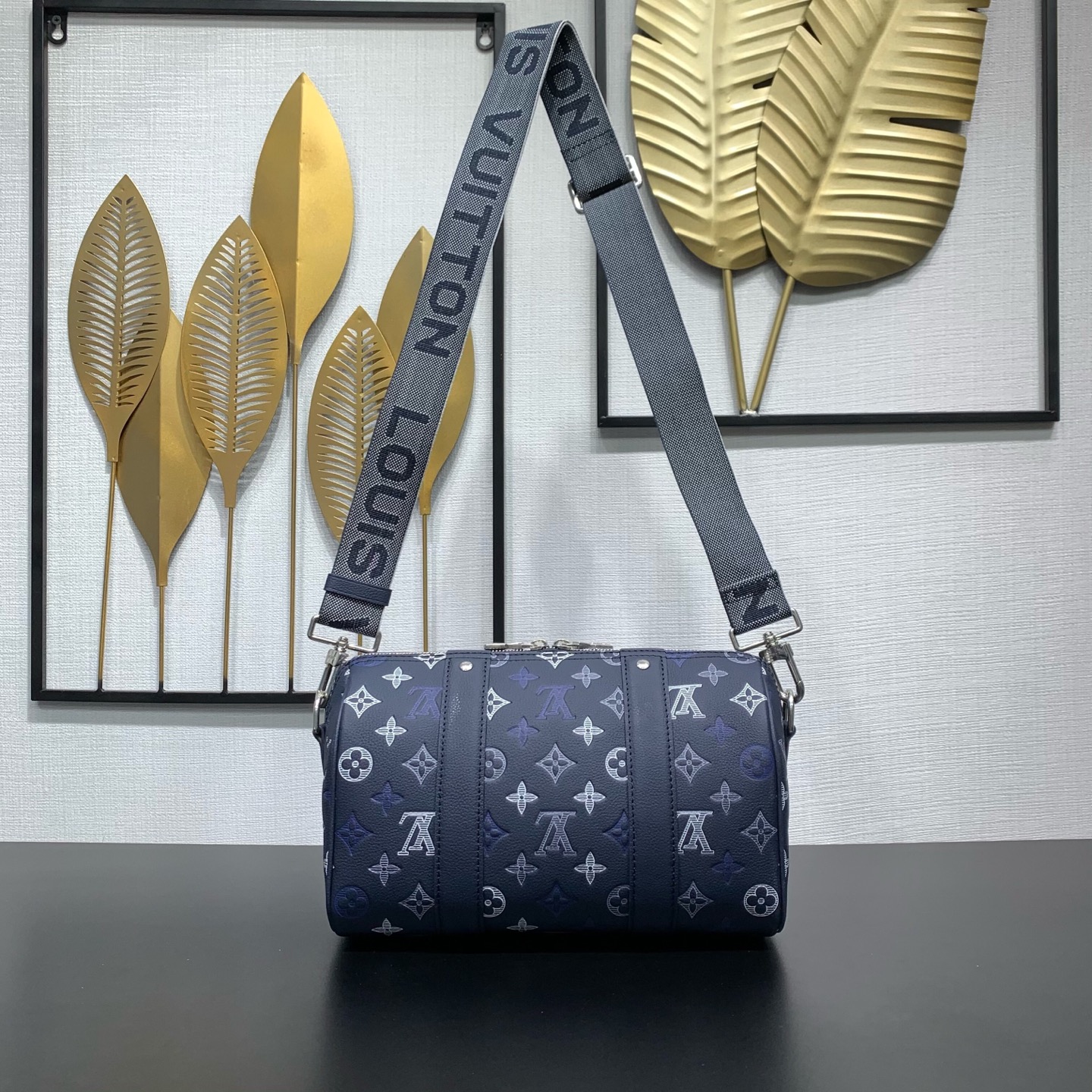 LV A貨 圓筒斜背包 深藍老花設計 潮流街頭款| 13 LV A貨 圓筒斜背包 深藍老花設計 潮流街頭款
