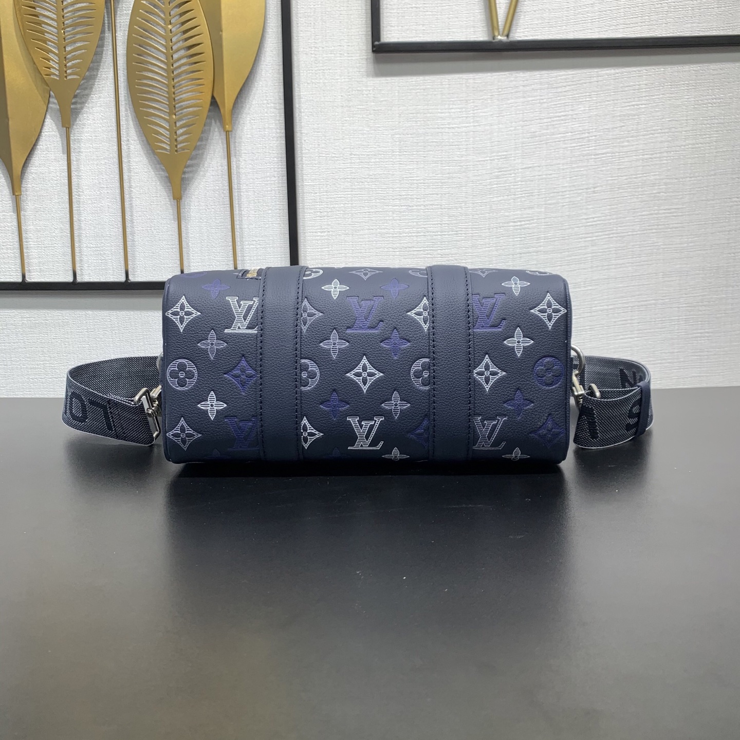 LV A貨 圓筒斜背包 深藍老花設計 潮流街頭款| 12 LV A貨 圓筒斜背包 深藍老花設計 潮流街頭款