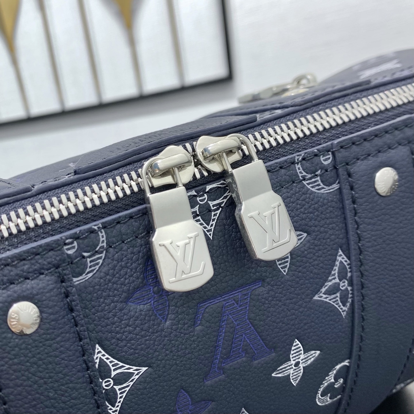 LV A貨 圓筒斜背包 深藍老花設計 潮流街頭款| 9 LV A貨 圓筒斜背包 深藍老花設計 潮流街頭款