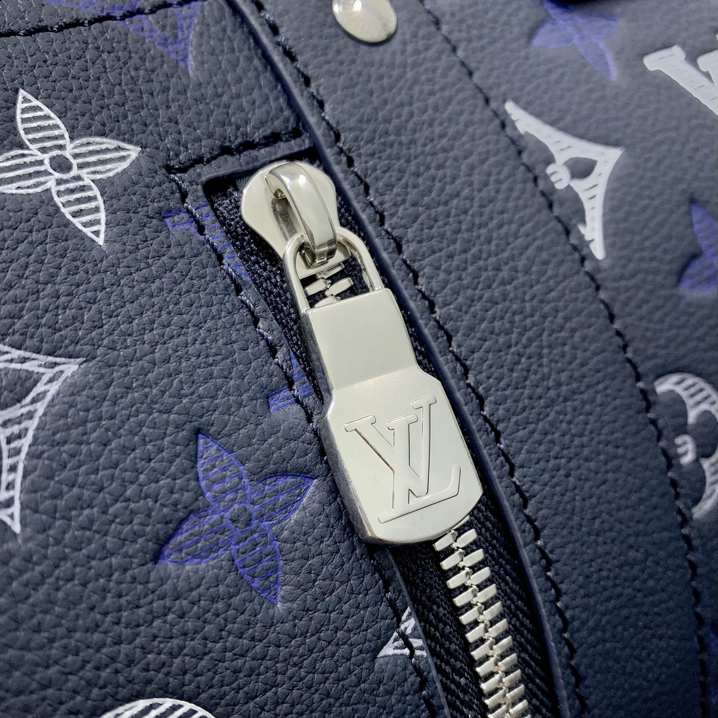 LV A貨 圓筒斜背包 深藍老花設計 潮流街頭款| 8 LV A貨 圓筒斜背包 深藍老花設計 潮流街頭款