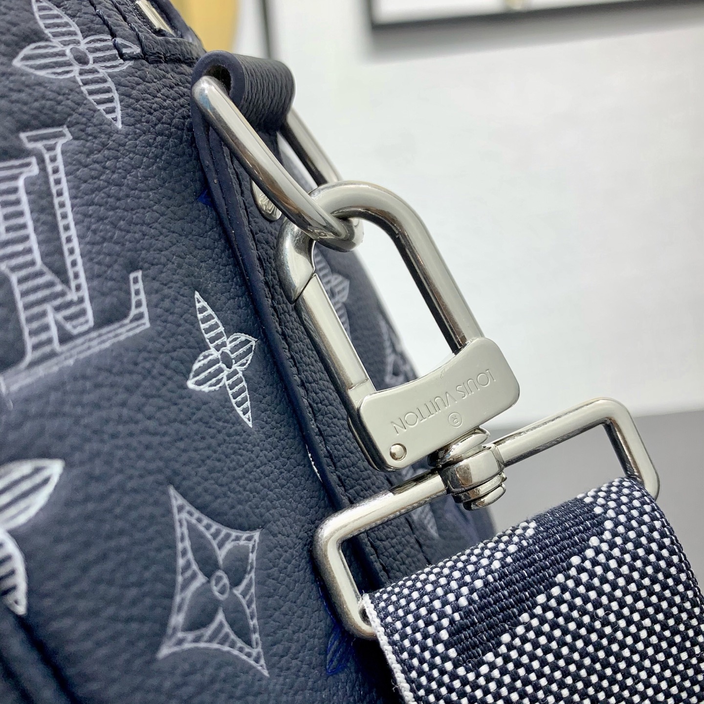LV A貨 圓筒斜背包 深藍老花設計 潮流街頭款| 7 LV A貨 圓筒斜背包 深藍老花設計 潮流街頭款