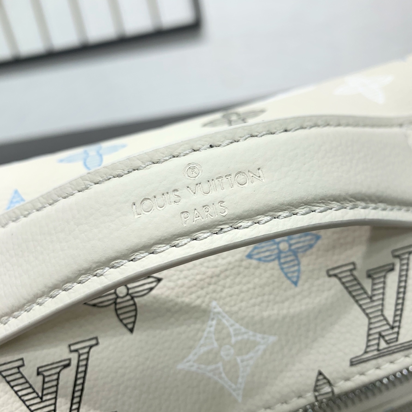 LV 原單 腰包 斜背胸包 壓紋白色設計 輕便實用款| 15 LV 原單 腰包 斜背胸包 壓紋白色設計 輕便實用款