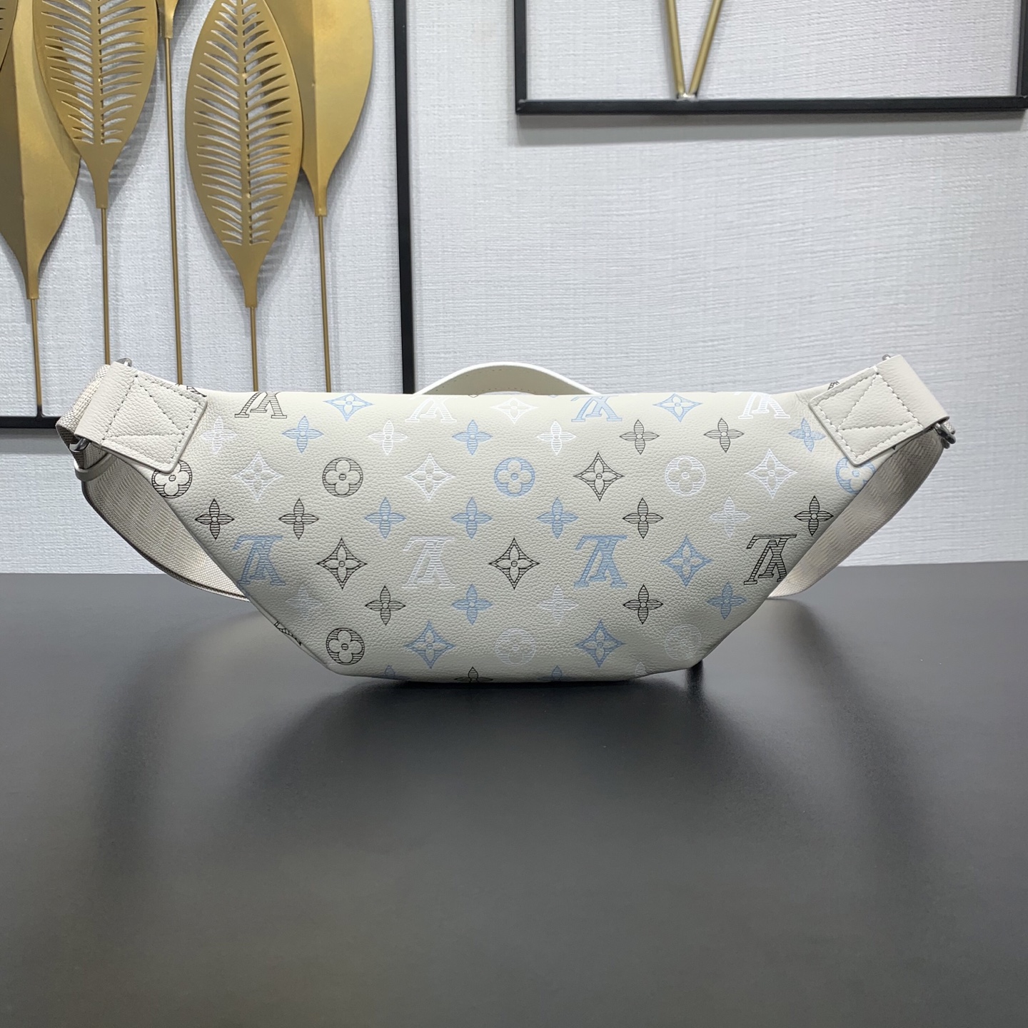 LV 原單 腰包 斜背胸包 壓紋白色設計 輕便實用款| 13 LV 原單 腰包 斜背胸包 壓紋白色設計 輕便實用款