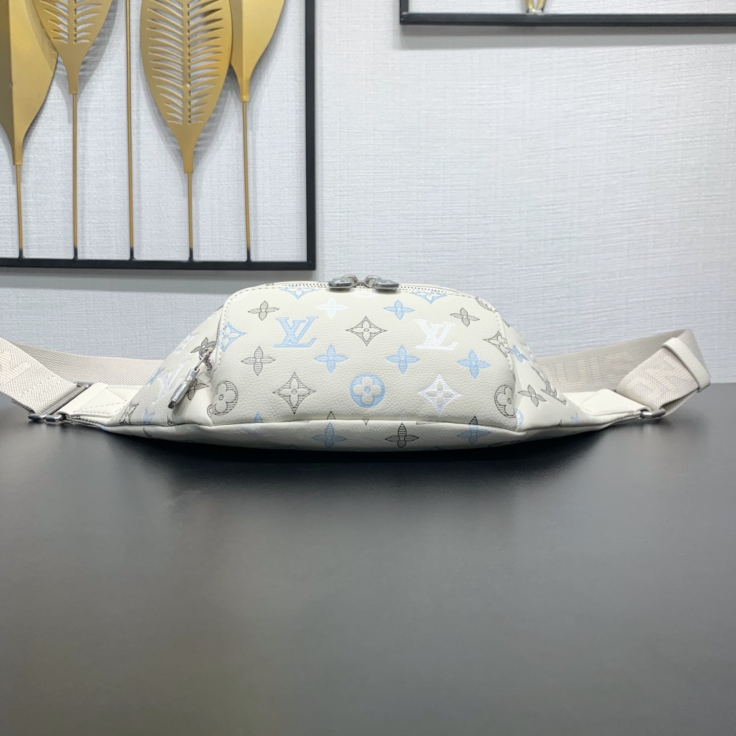 LV 原單 腰包 斜背胸包 壓紋白色設計 輕便實用款| 12 LV 原單 腰包 斜背胸包 壓紋白色設計 輕便實用款