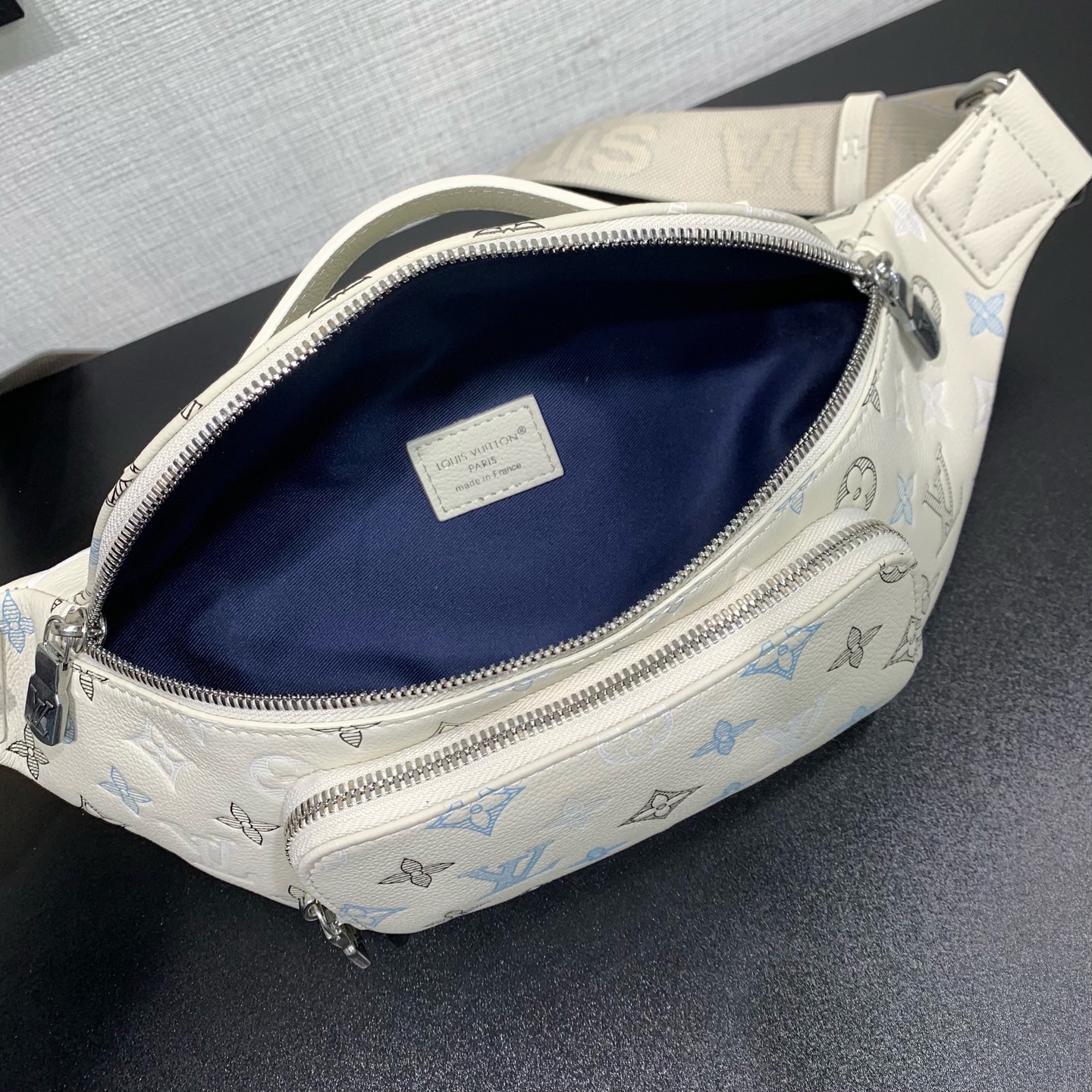 LV 原單 腰包 斜背胸包 壓紋白色設計 輕便實用款| 11 LV 原單 腰包 斜背胸包 壓紋白色設計 輕便實用款