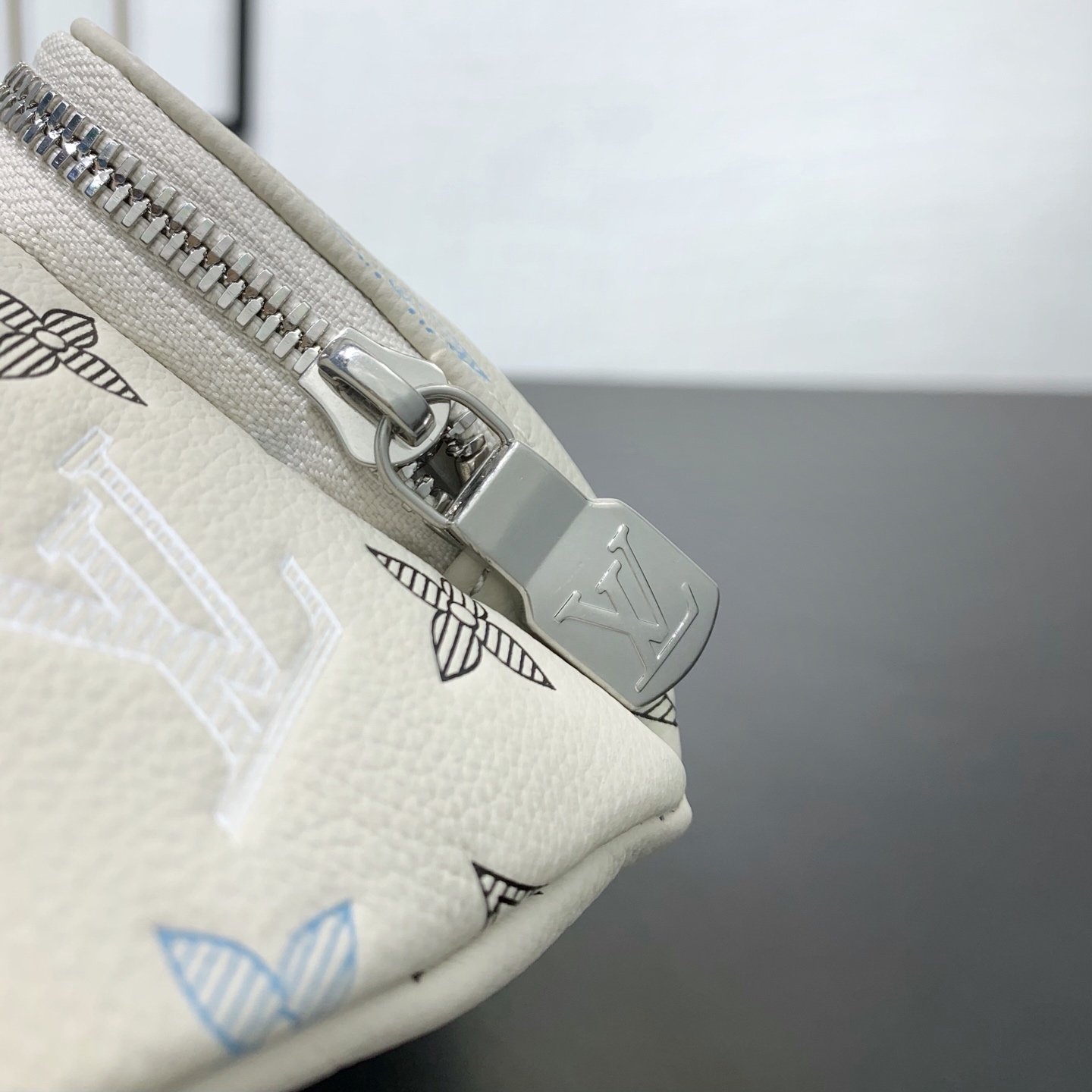 LV 原單 腰包 斜背胸包 壓紋白色設計 輕便實用款| 8 LV 原單 腰包 斜背胸包 壓紋白色設計 輕便實用款