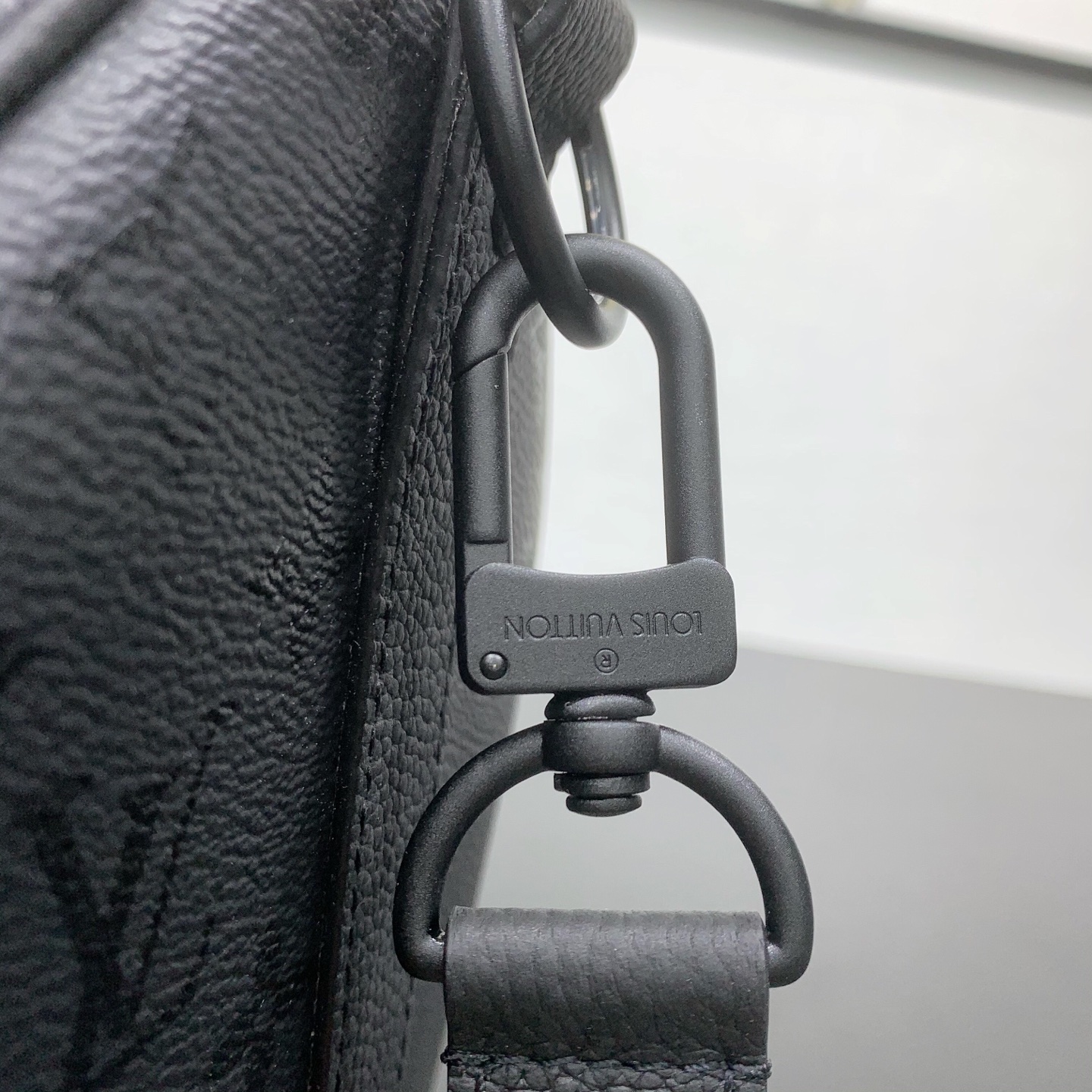 LV 一比一 M28370 Keepall Bandoulière 黑色壓紋旅行袋 男款大容量手提斜背包| 16 LV 一比一 M28370 Keepall Bandoulière 黑色壓紋旅行袋 男款大容量手提斜背包