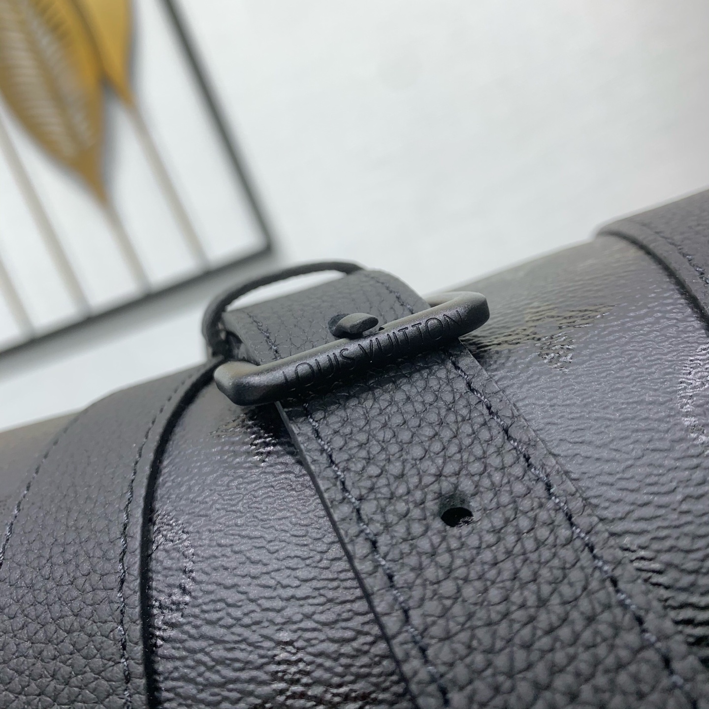 LV 一比一 M28370 Keepall Bandoulière 黑色壓紋旅行袋 男款大容量手提斜背包| 15 LV 一比一 M28370 Keepall Bandoulière 黑色壓紋旅行袋 男款大容量手提斜背包
