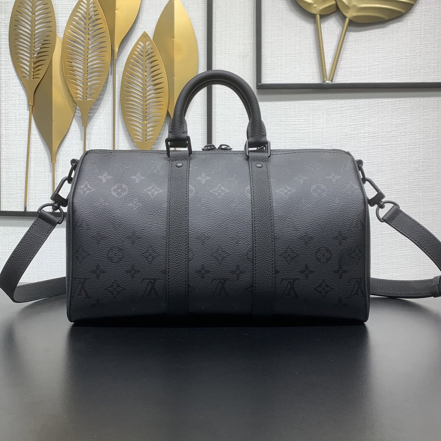 LV 一比一 M28370 Keepall Bandoulière 黑色壓紋旅行袋 男款大容量手提斜背包| 14 LV 一比一 M28370 Keepall Bandoulière 黑色壓紋旅行袋 男款大容量手提斜背包