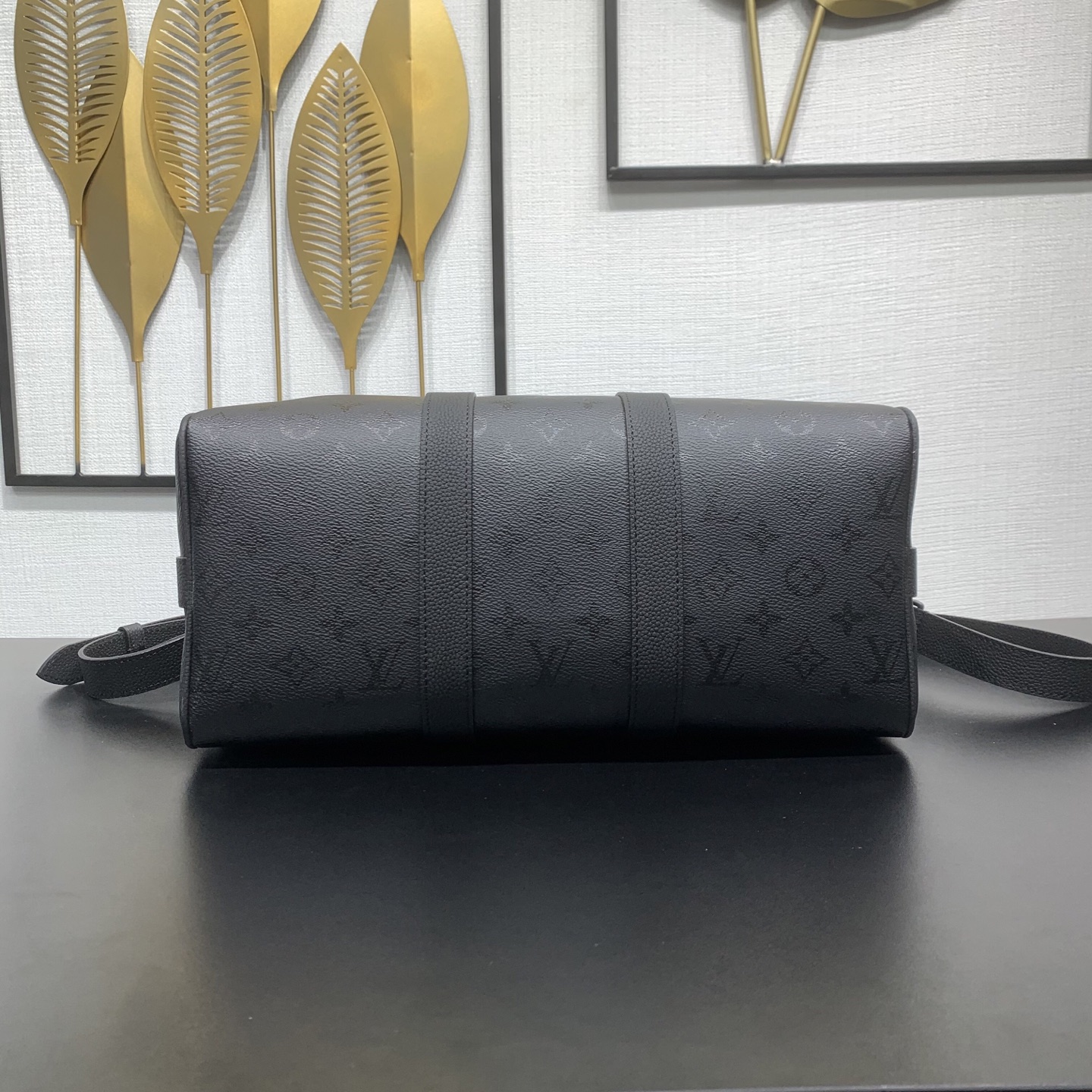 LV 一比一 M28370 Keepall Bandoulière 黑色壓紋旅行袋 男款大容量手提斜背包| 12 LV 一比一 M28370 Keepall Bandoulière 黑色壓紋旅行袋 男款大容量手提斜背包