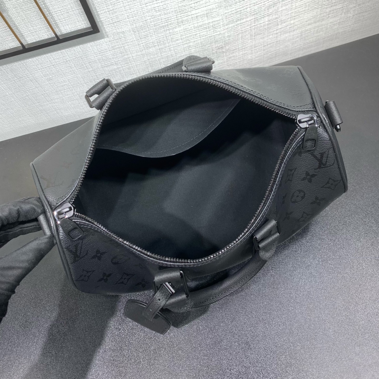LV 一比一 M28370 Keepall Bandoulière 黑色壓紋旅行袋 男款大容量手提斜背包| 11 LV 一比一 M28370 Keepall Bandoulière 黑色壓紋旅行袋 男款大容量手提斜背包