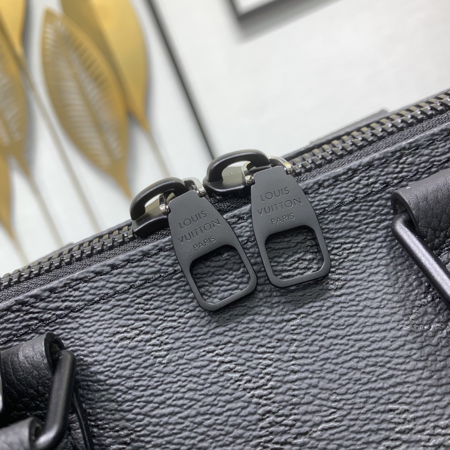 LV 一比一 M28370 Keepall Bandoulière 黑色壓紋旅行袋 男款大容量手提斜背包| 10 LV 一比一 M28370 Keepall Bandoulière 黑色壓紋旅行袋 男款大容量手提斜背包